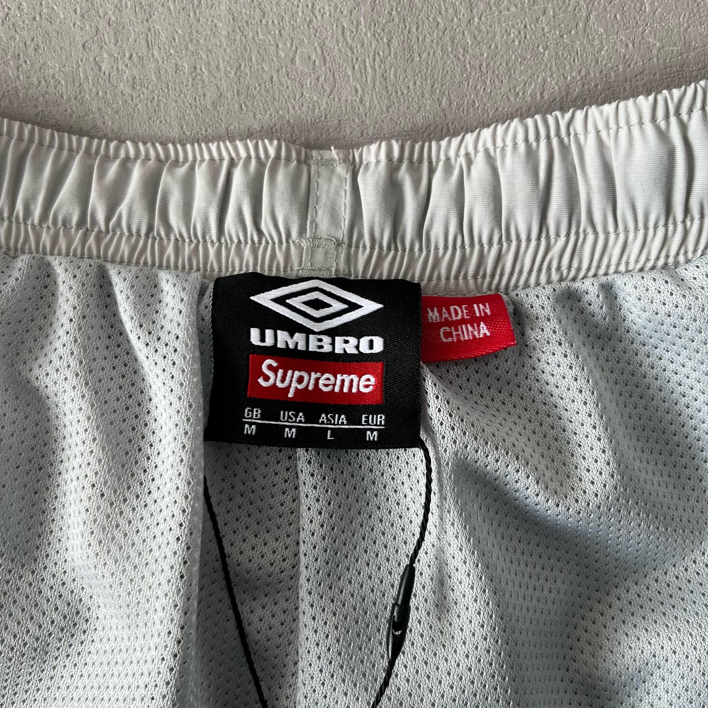Pantalón Supreme Umbro Gris