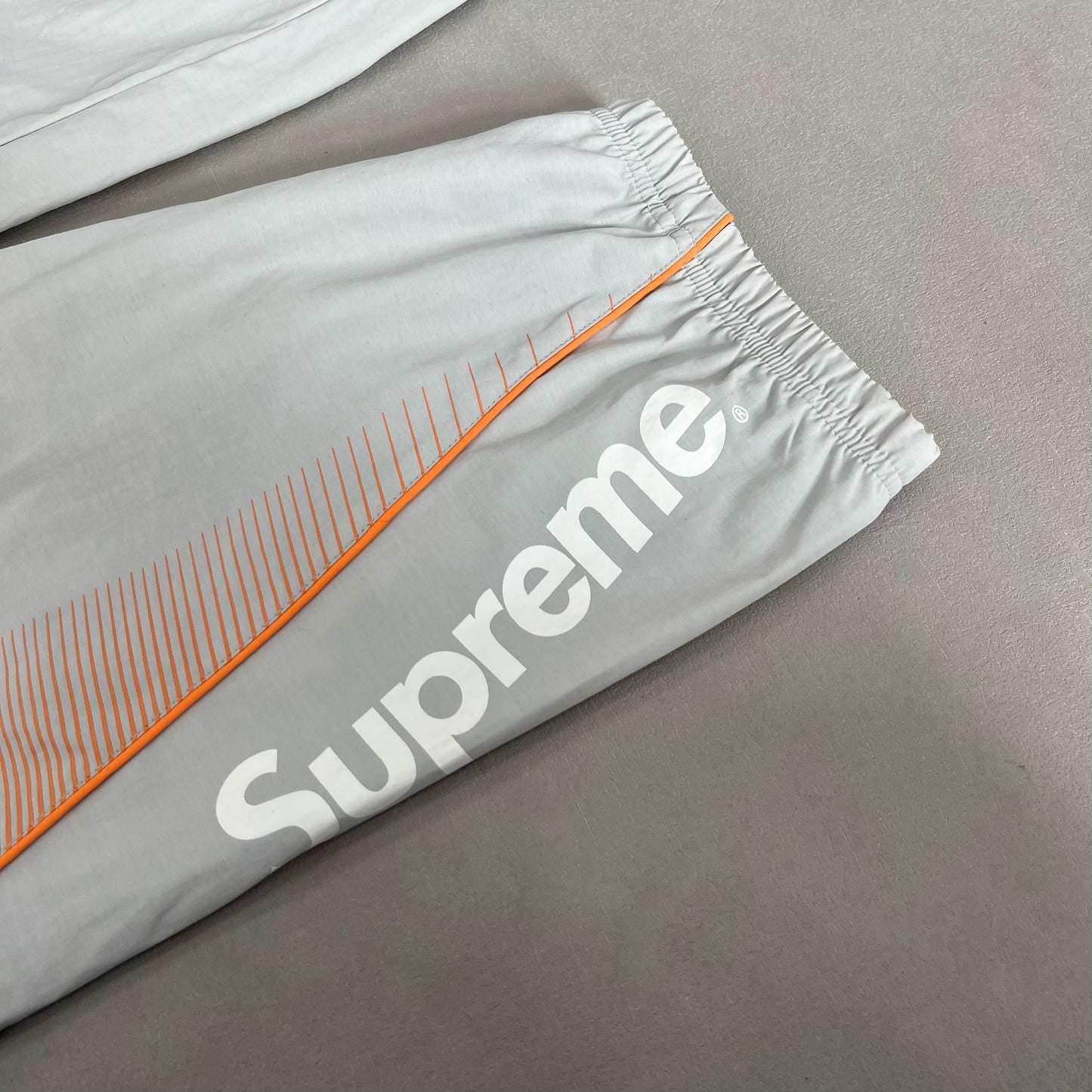 Pantalón Supreme Umbro Gris