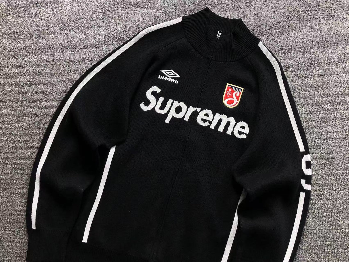 Campera Supreme Umbro Zip Up Sweater Negra