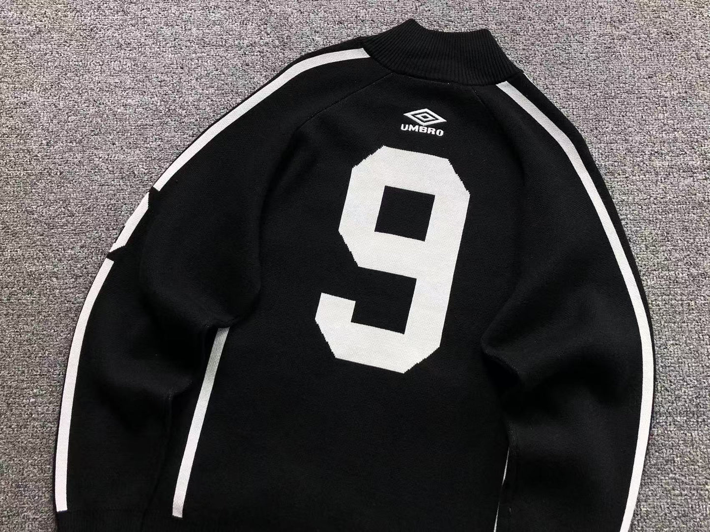 Campera Supreme Umbro Zip Up Sweater Negra