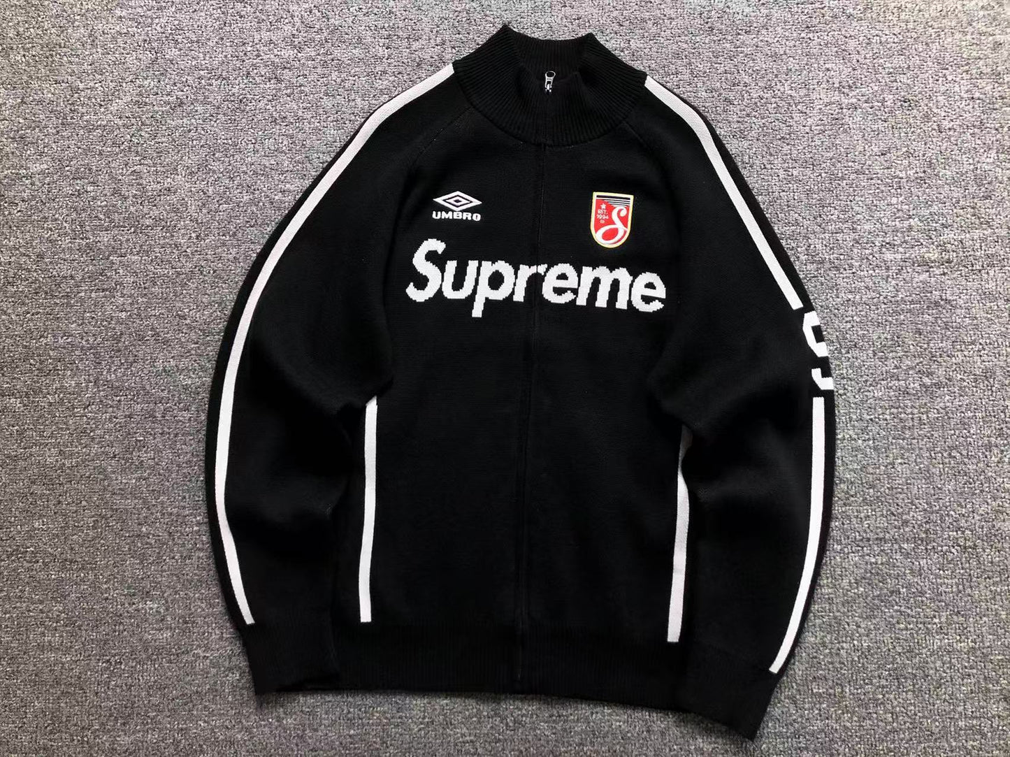 Campera Supreme Umbro Zip Up Sweater Negra