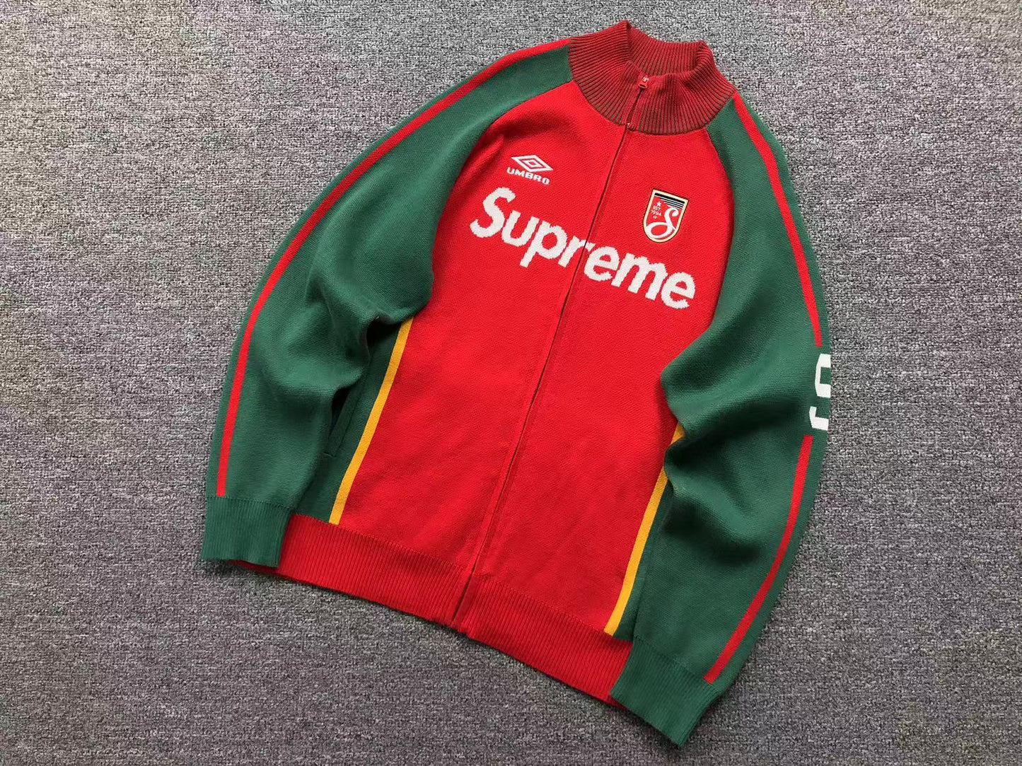 Campera Supreme Umbro Zip Up Sweater Roja
