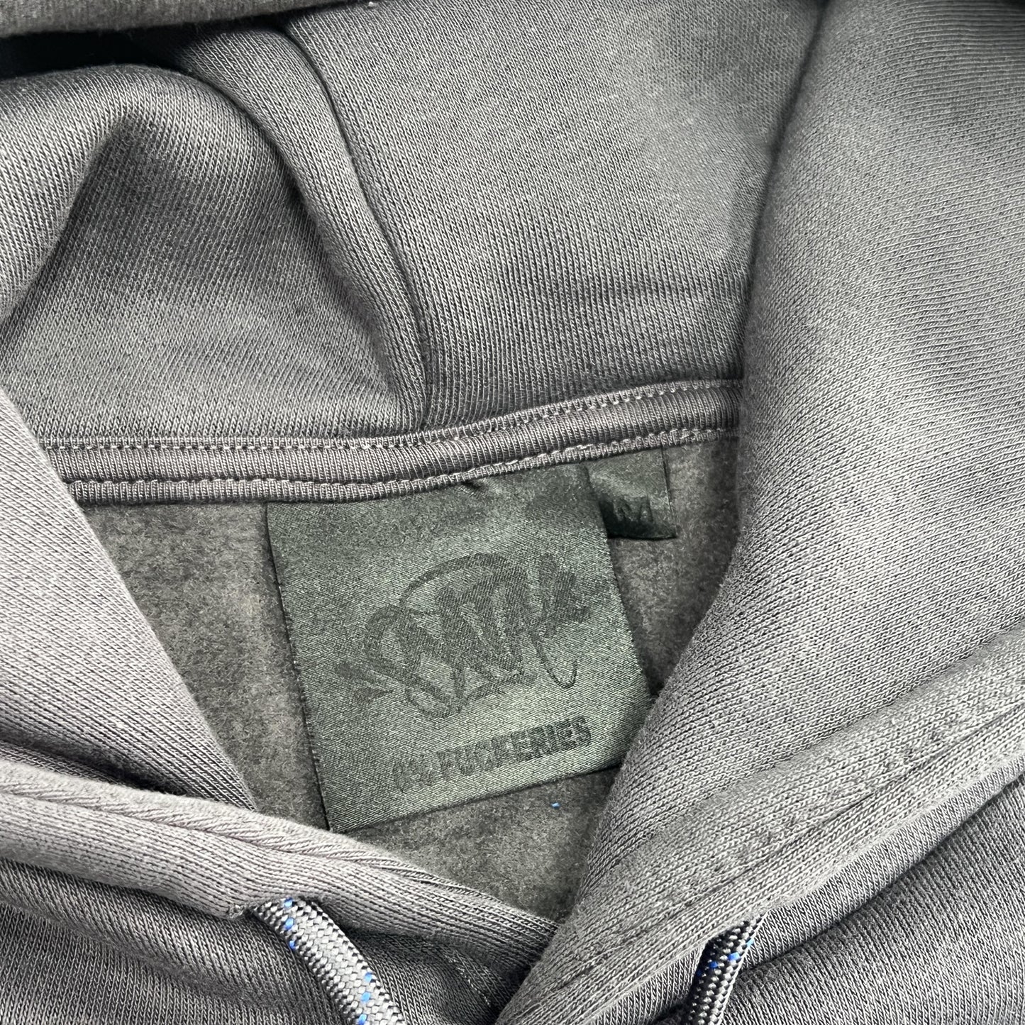 syna-world-pipe-hoodie-black-5_7d43016a-Drip Store Argentina