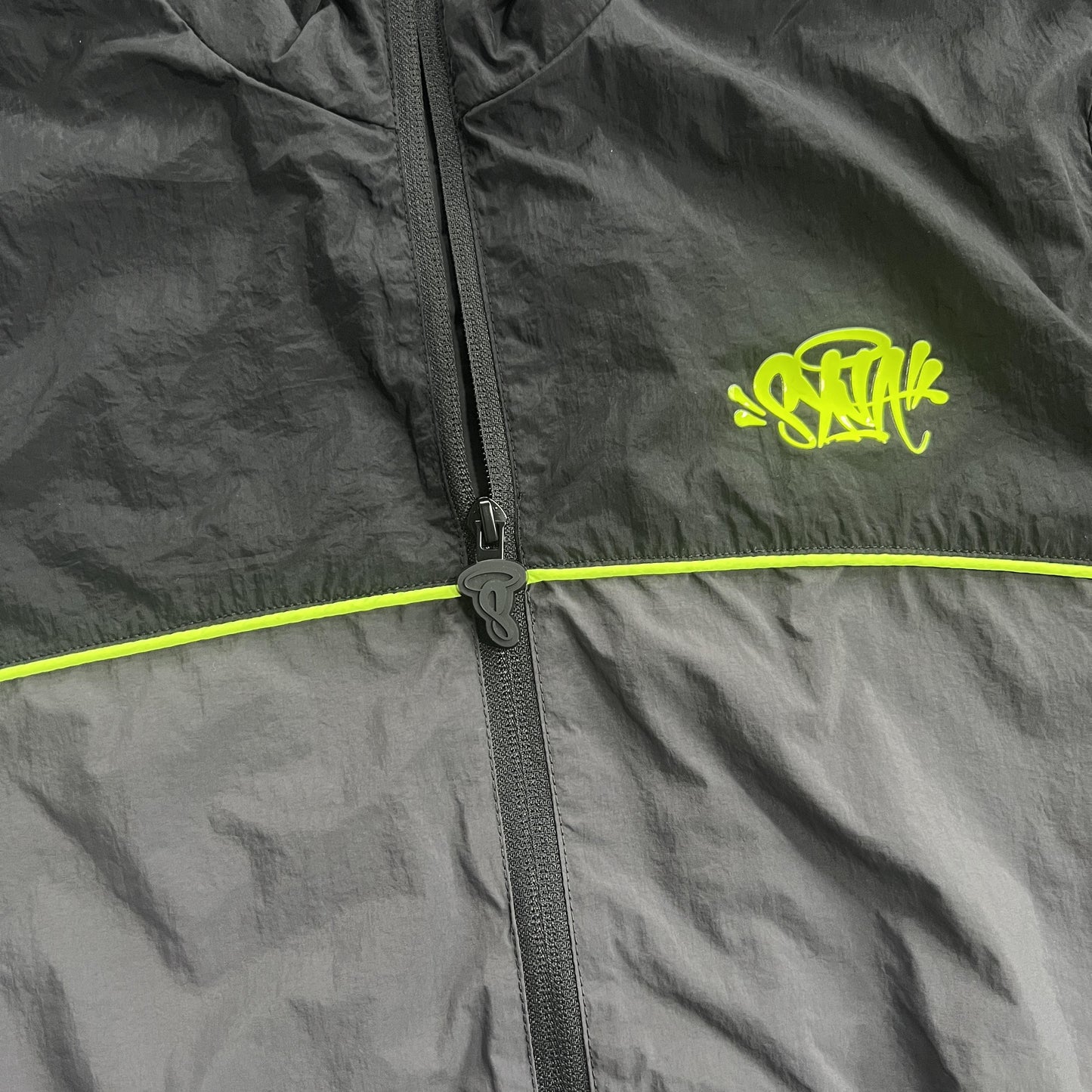 syna-world-syna-logo-shell-jacket-black-4_1bb18b5c-Drip Store Argentina
