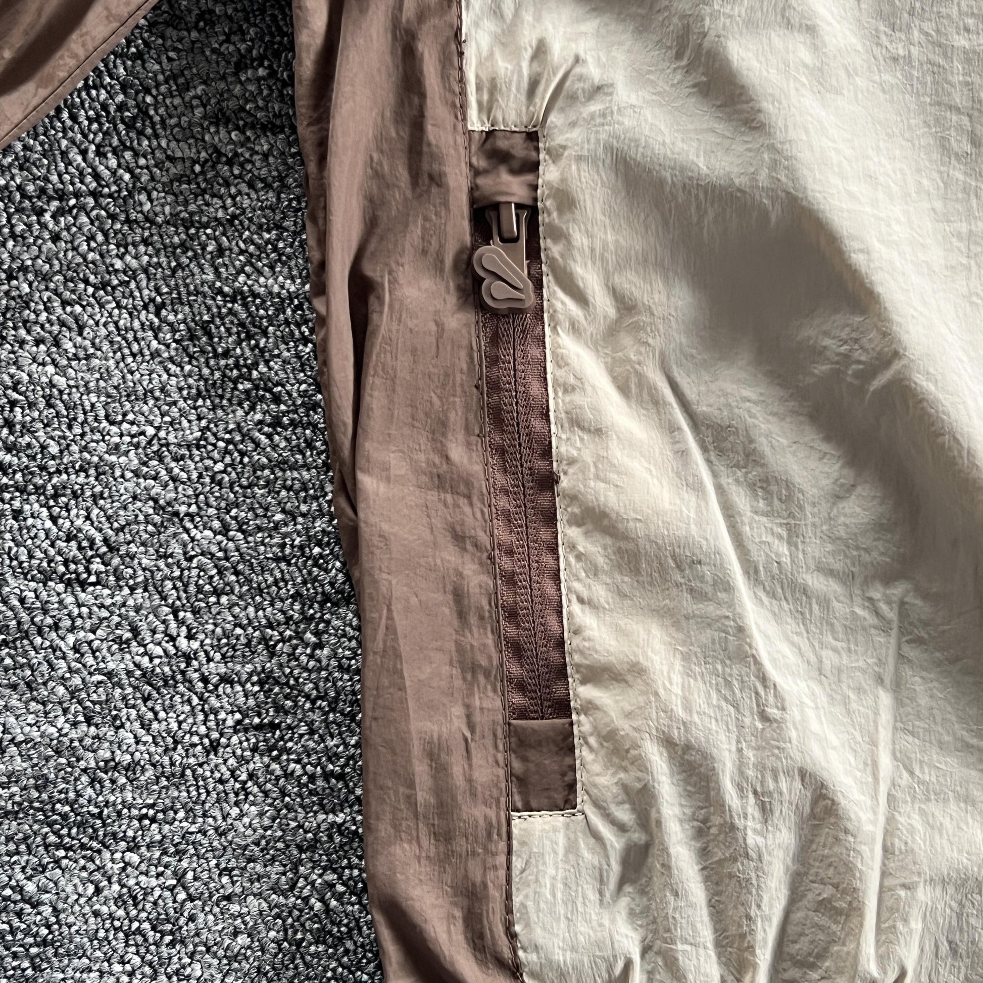 syna-world-syna-logo-shell-jacket-brown-4-Drip Store Argentina