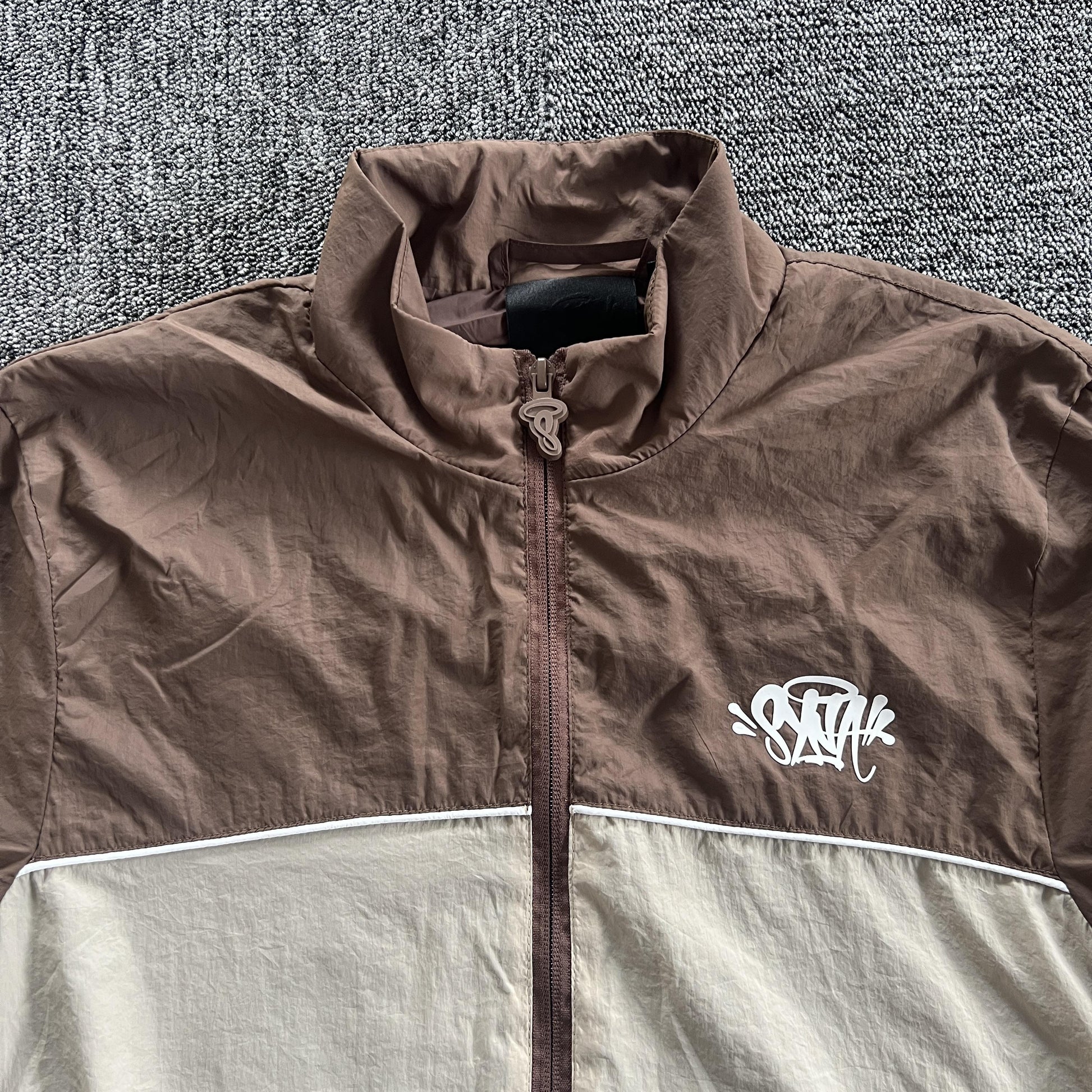 syna-world-syna-logo-shell-jacket-brown-5-Drip Store Argentina