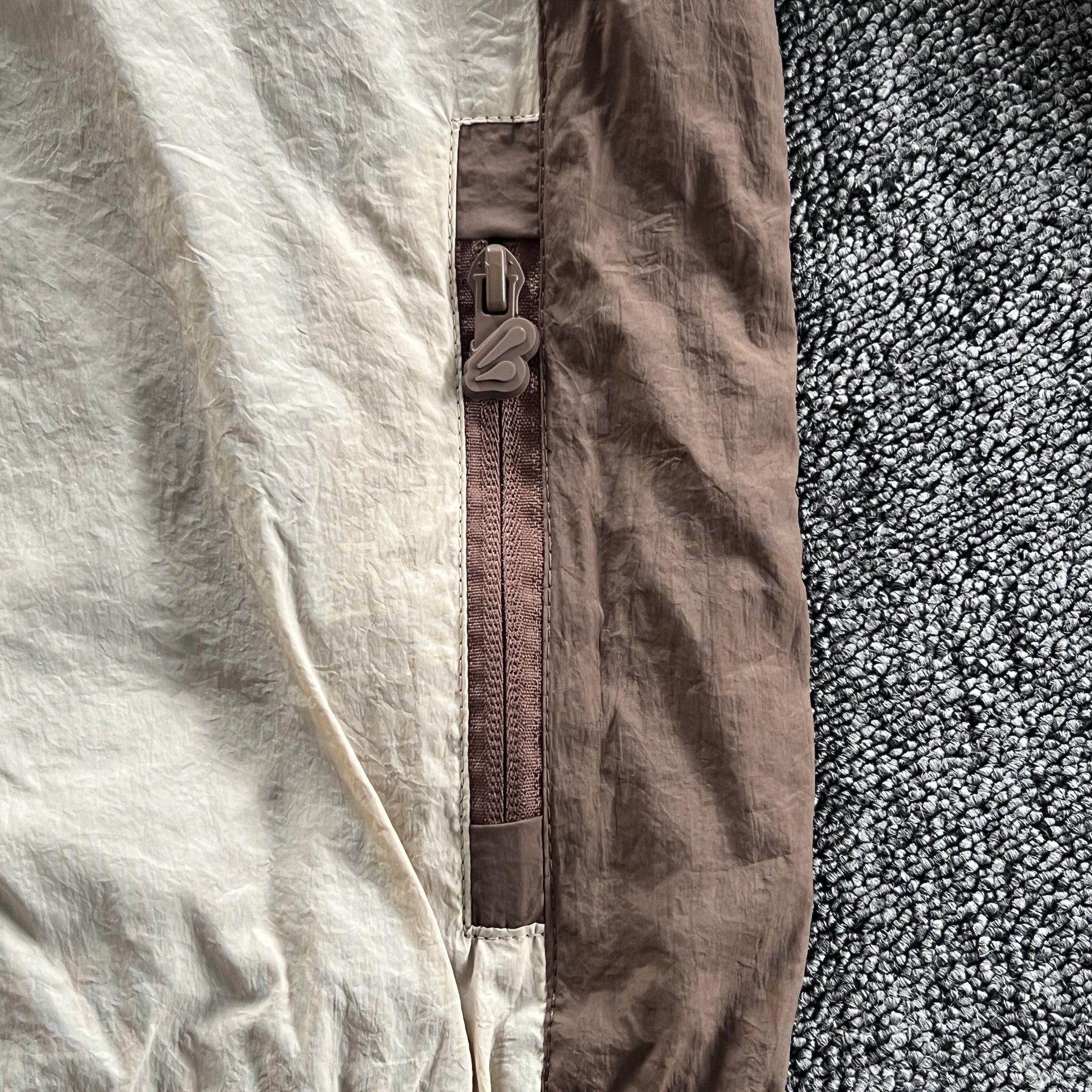 syna-world-syna-logo-shell-jacket-brown-6-Drip Store Argentina