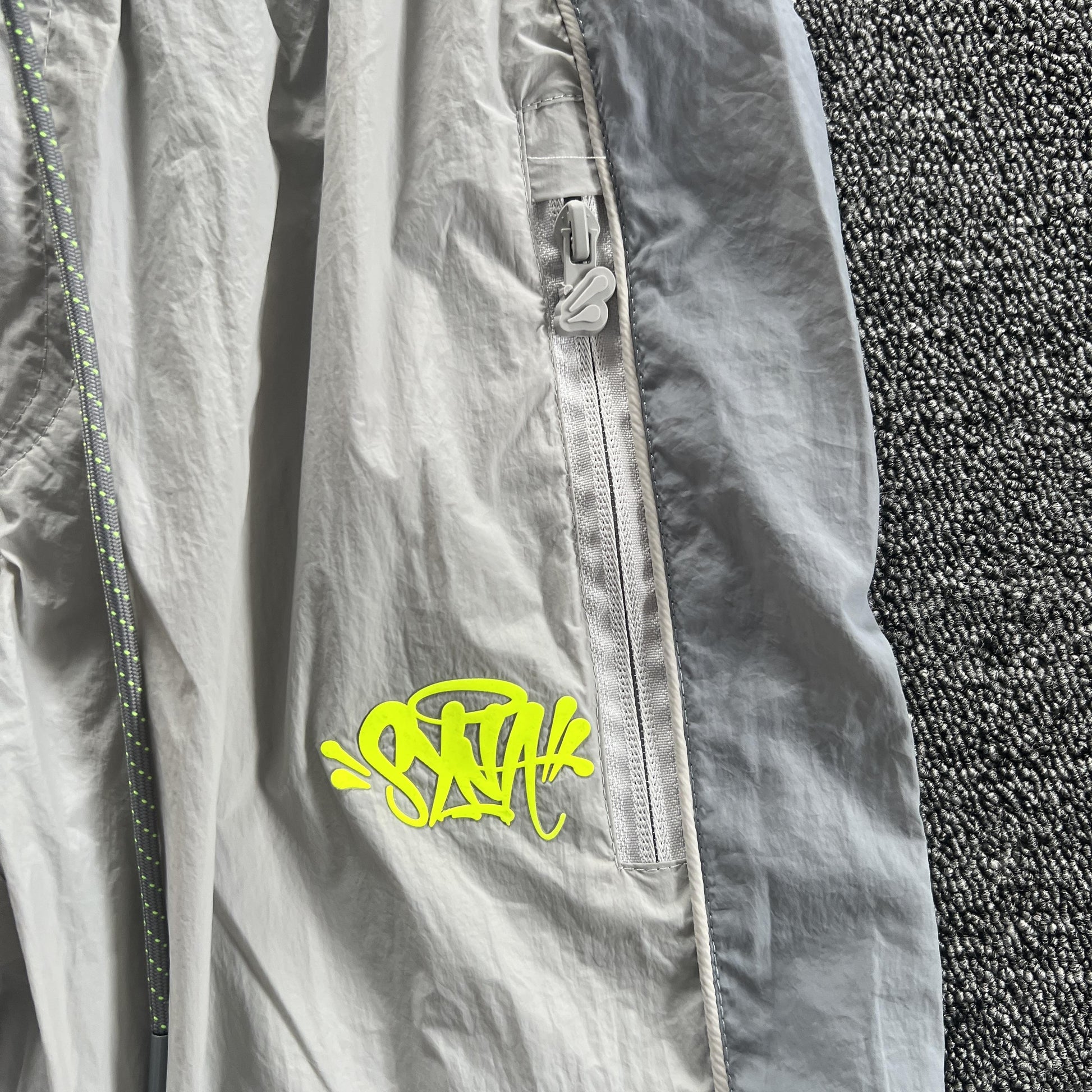 syna-world-syna-logo-shell-pants-grey-3-Drip Store Argentina