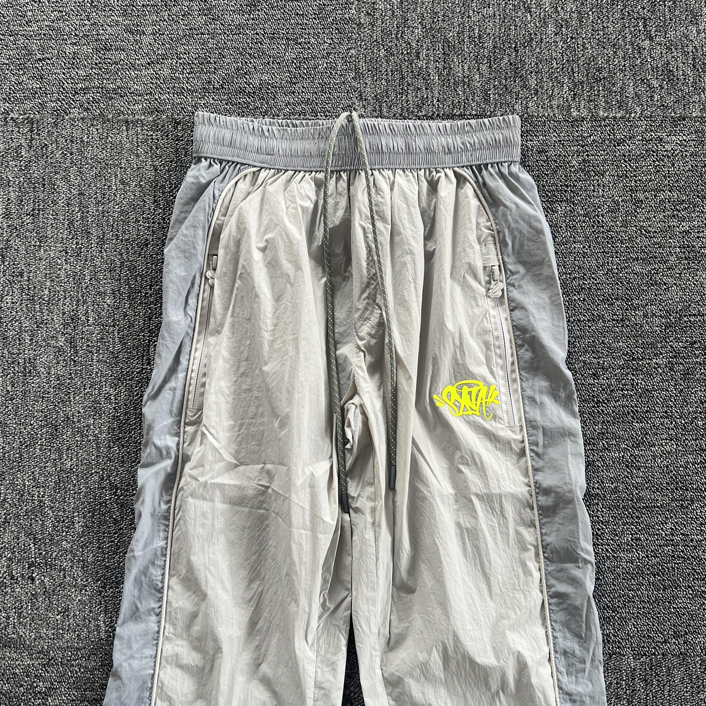 syna-world-syna-logo-shell-pants-grey-5-Drip Store Argentina