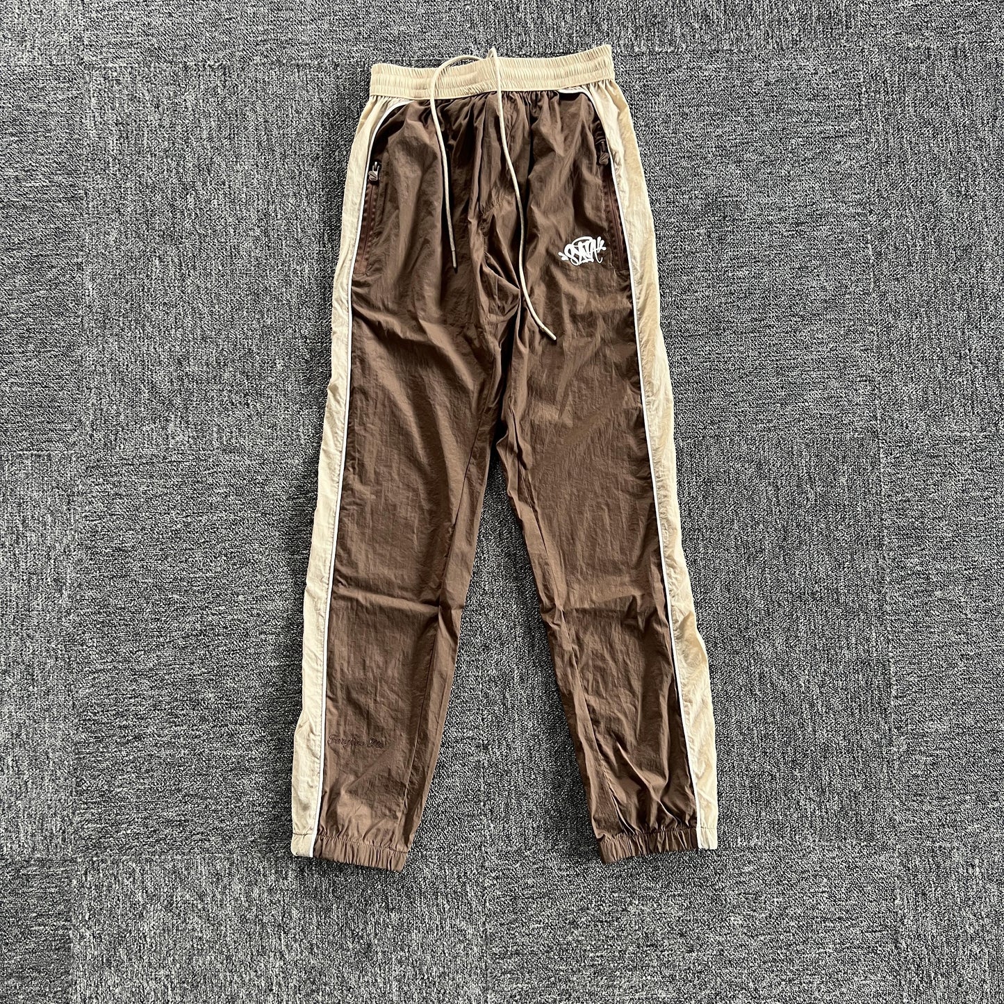 syna-world-syna-logo-shell-pants-brown-Drip Store Argentina