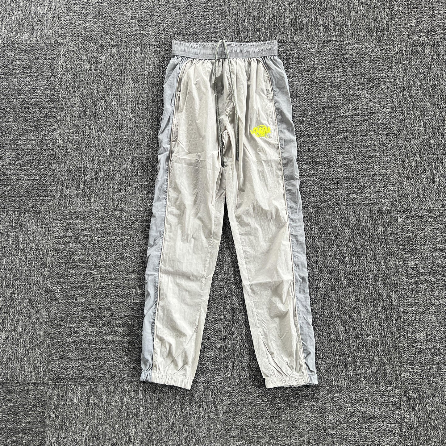 syna-world-syna-logo-shell-pants-grey-Drip Store Argentina