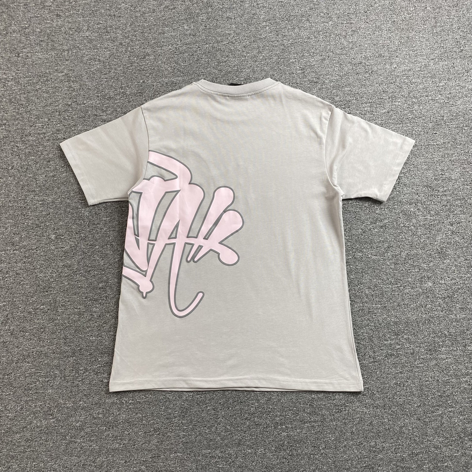 syna-world-syna-logo-tee-grey-pink-2-Drip Store Argentina
