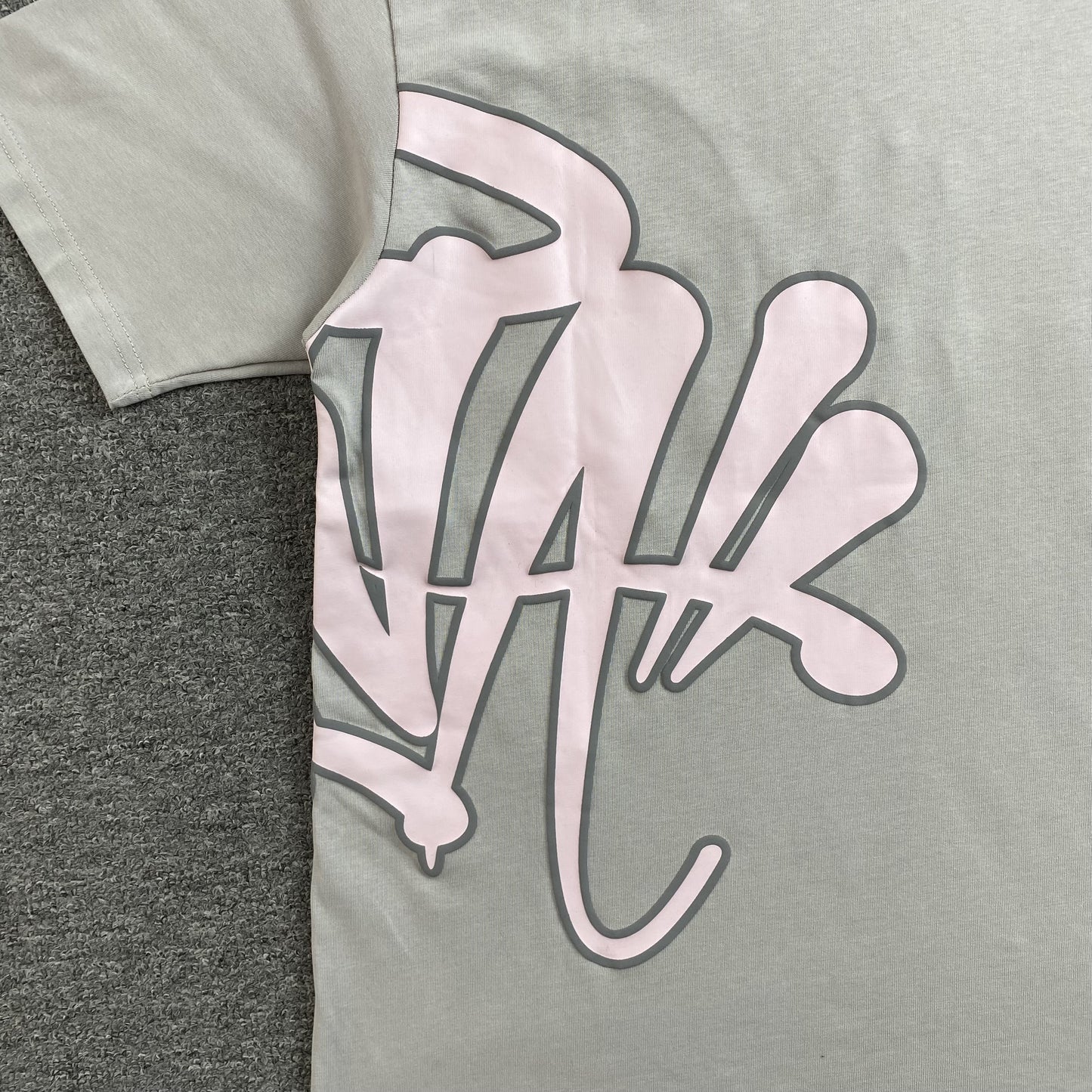 syna-world-syna-logo-tee-grey-pink-4-Drip Store Argentina