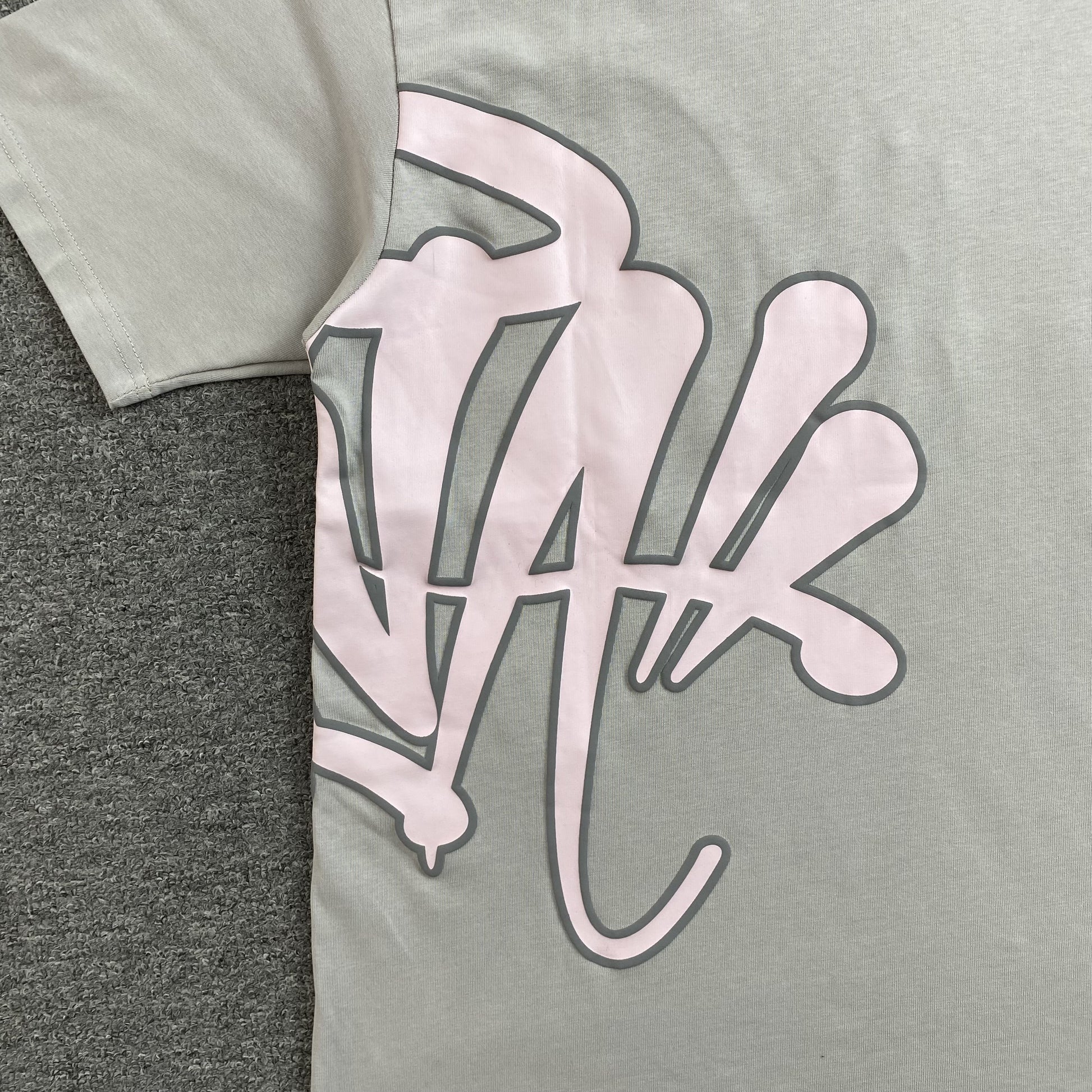 syna-world-syna-logo-tee-grey-pink-4-Drip Store Argentina
