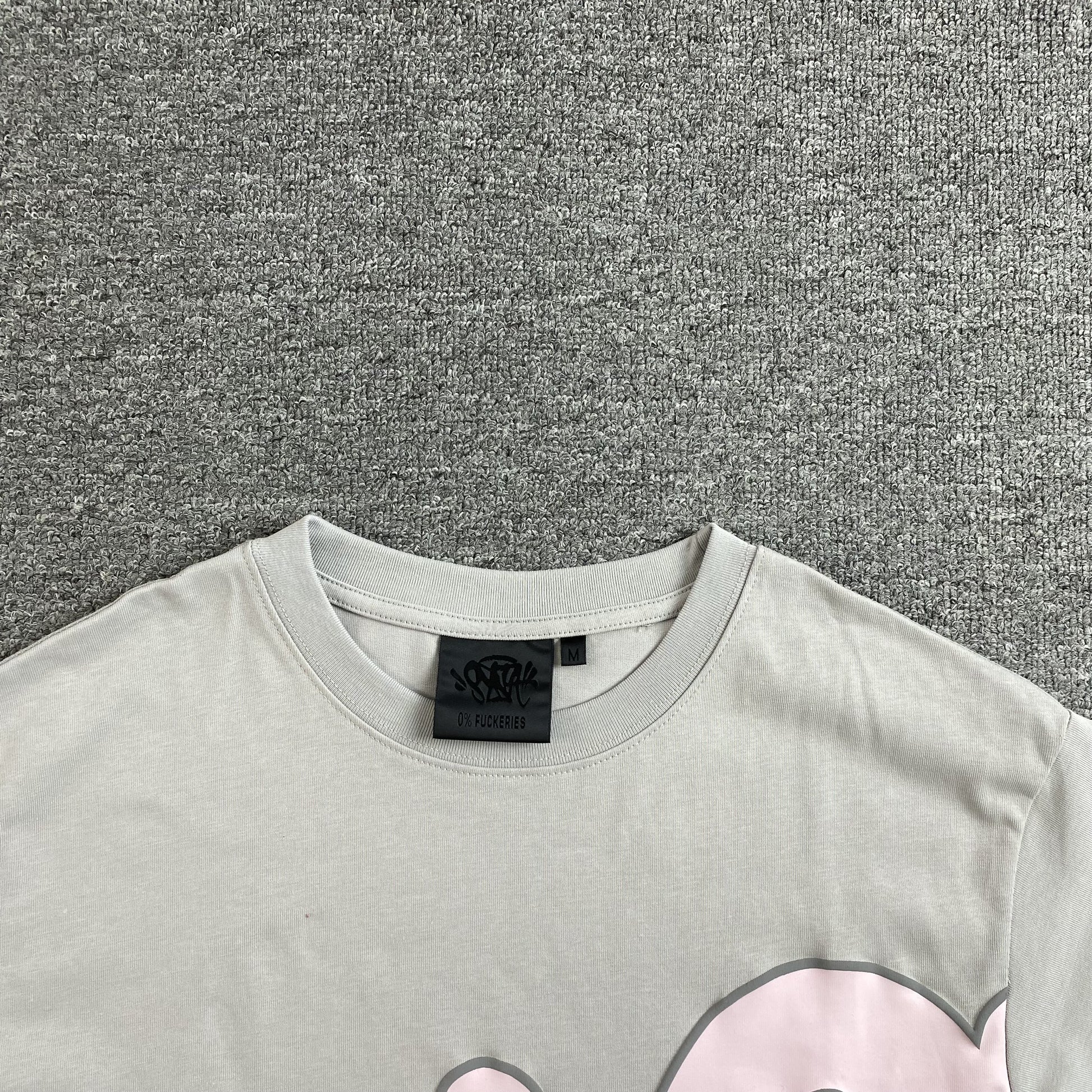 syna-world-syna-logo-tee-grey-pink-5-Drip Store Argentina
