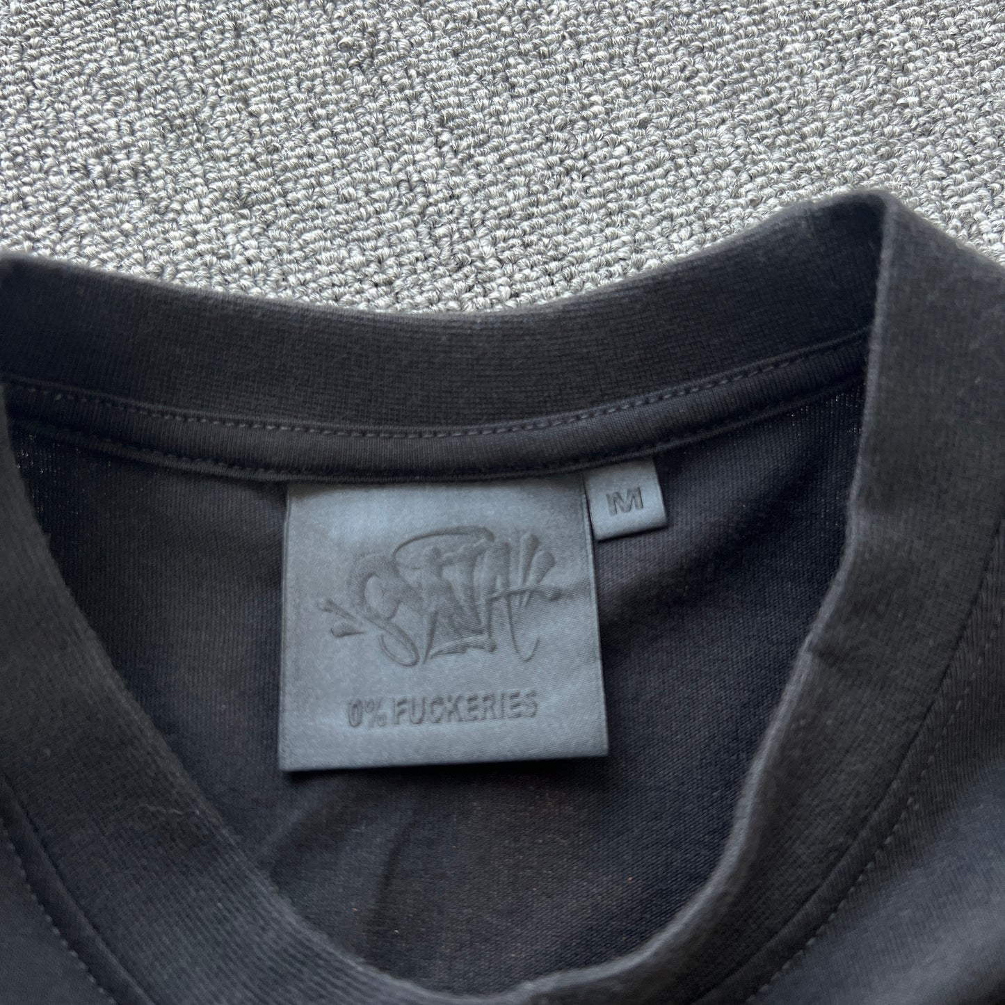 Remera Syna World Synarchy Negra Naranja