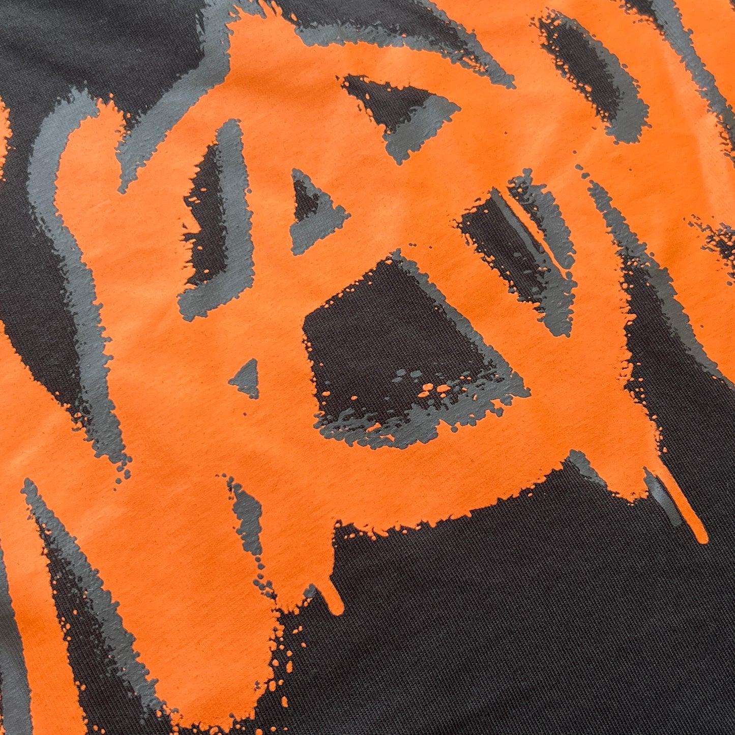 Remera Syna World Synarchy Negra Naranja