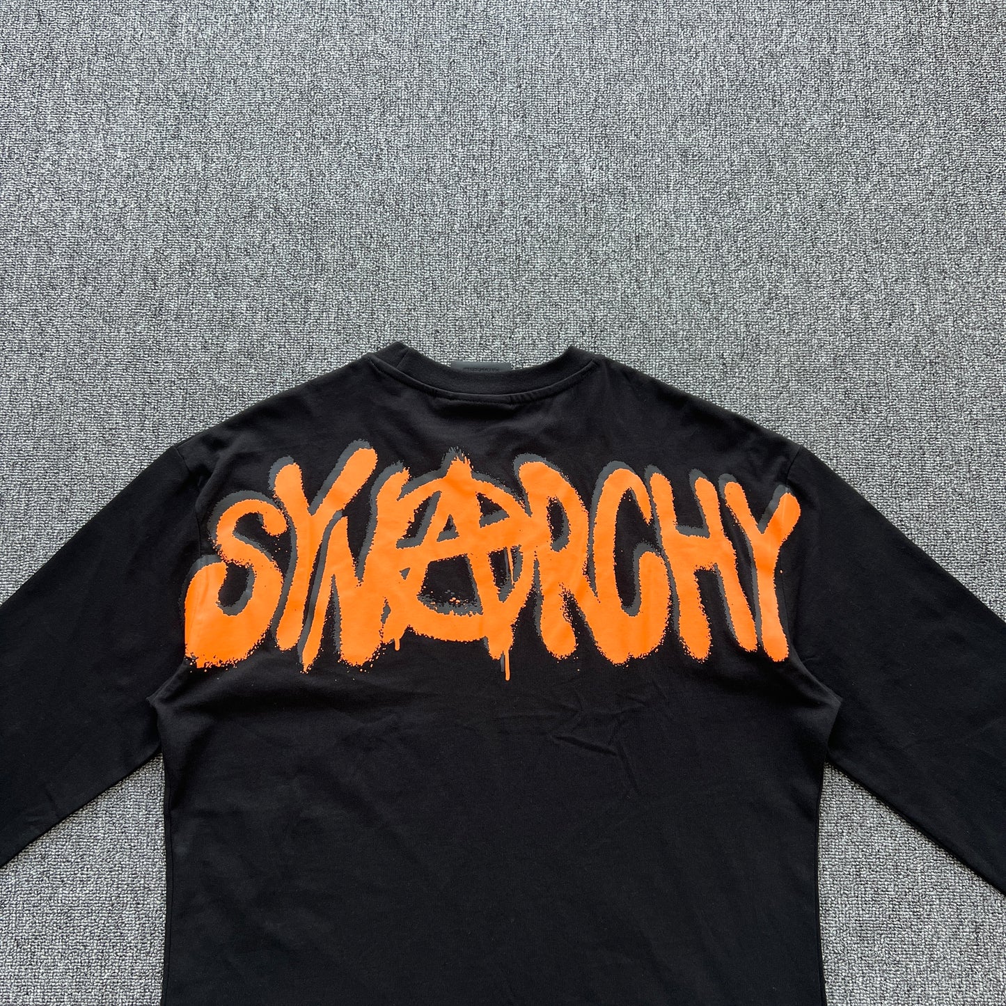 Remera Syna World Synarchy Negra Naranja