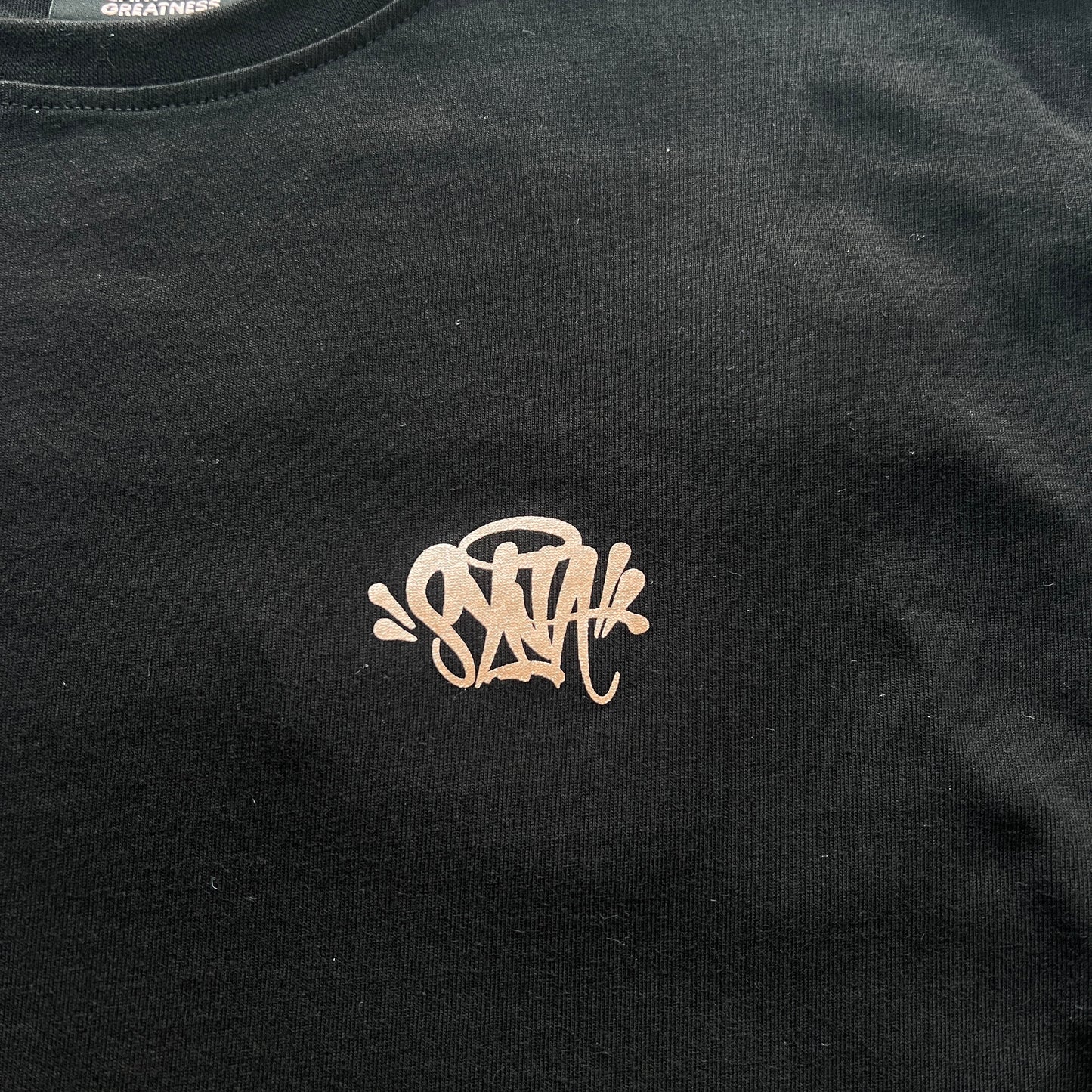 Remera Syna World Synarchy Negra Rosa