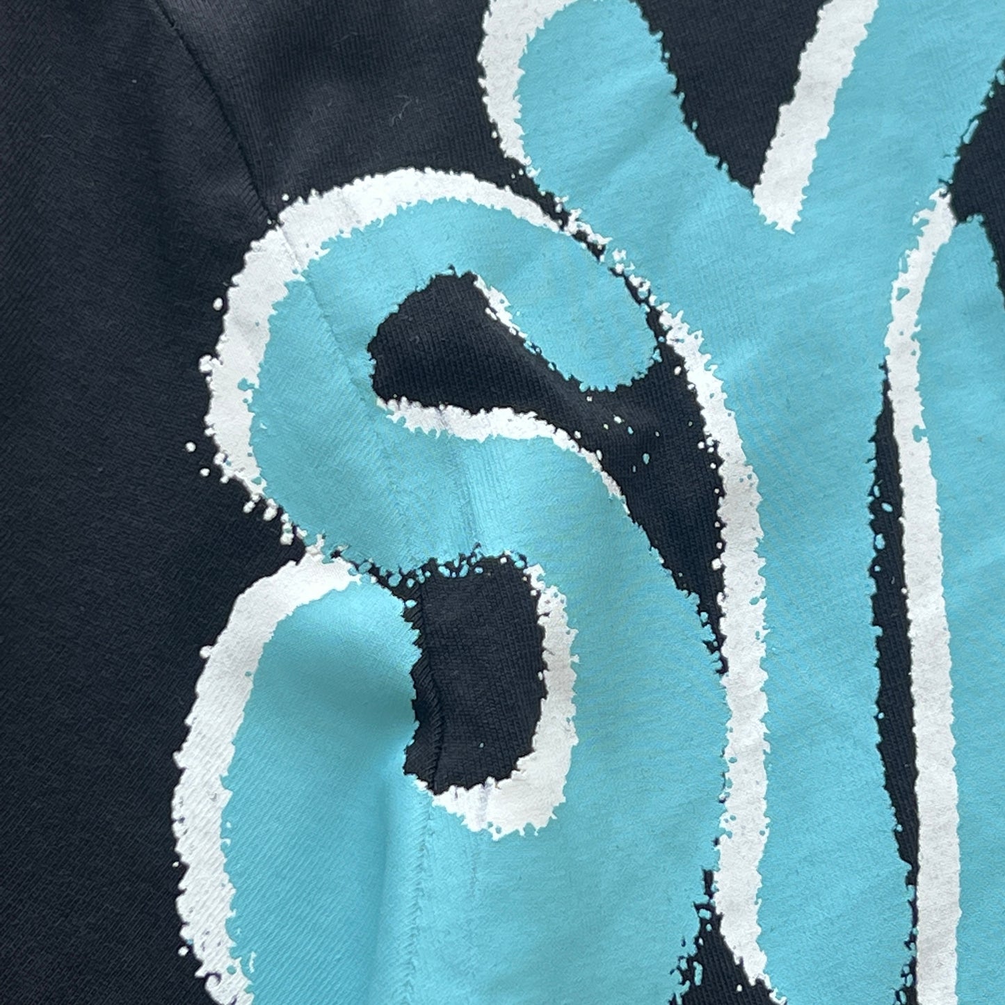 Remera Syna World Synarchy Negra Celeste