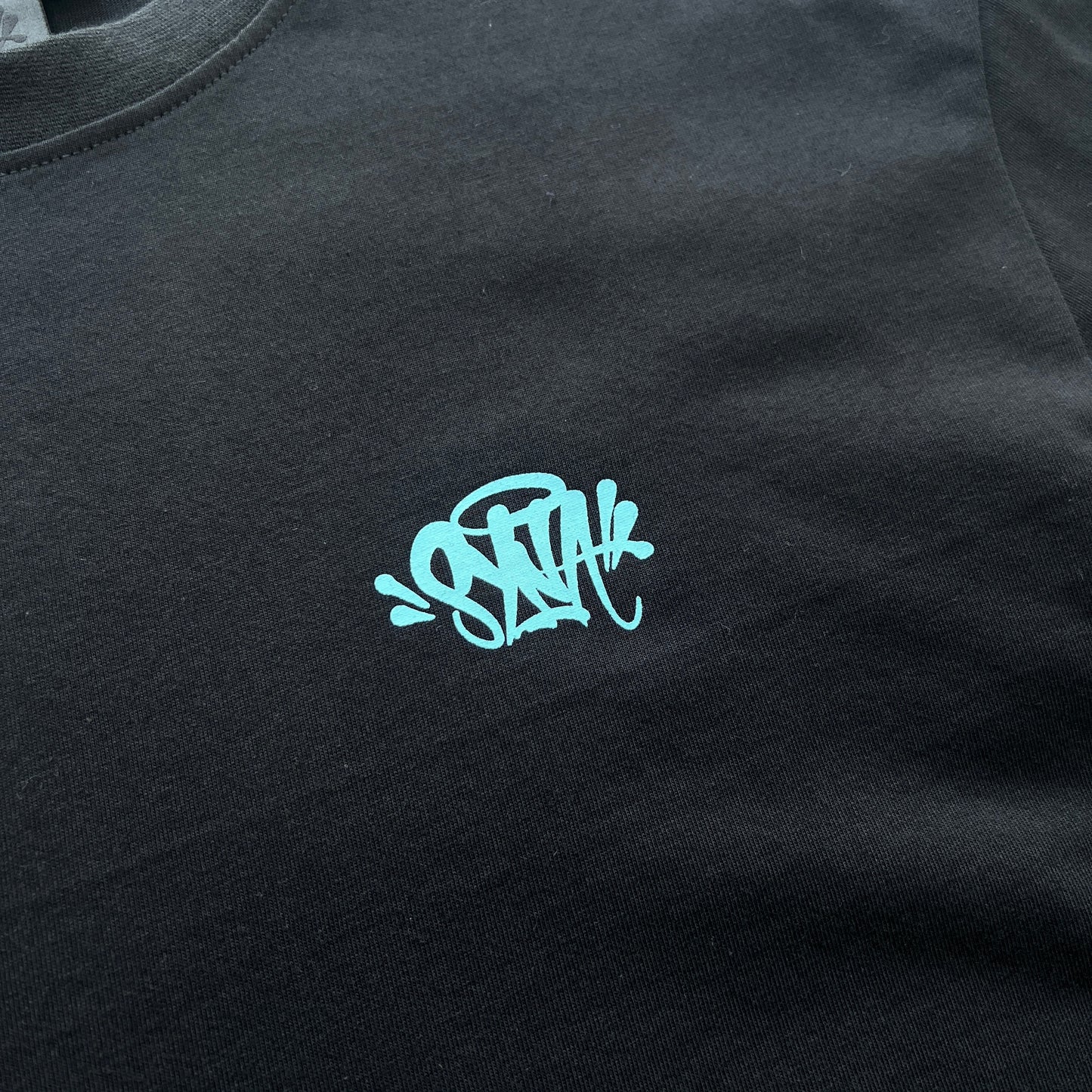 Remera Syna World Synarchy Negra Celeste