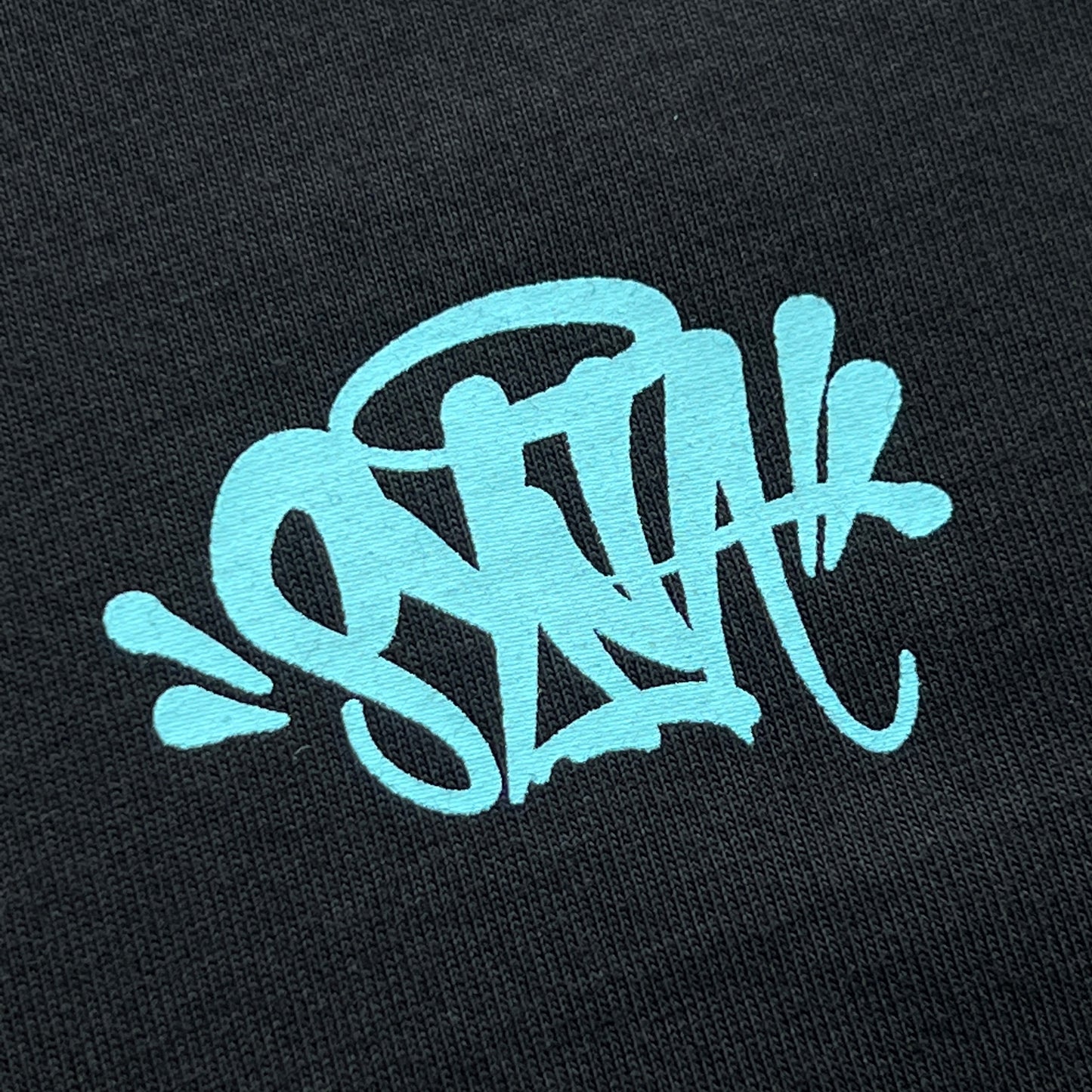 Remera Syna World Synarchy Negra Celeste