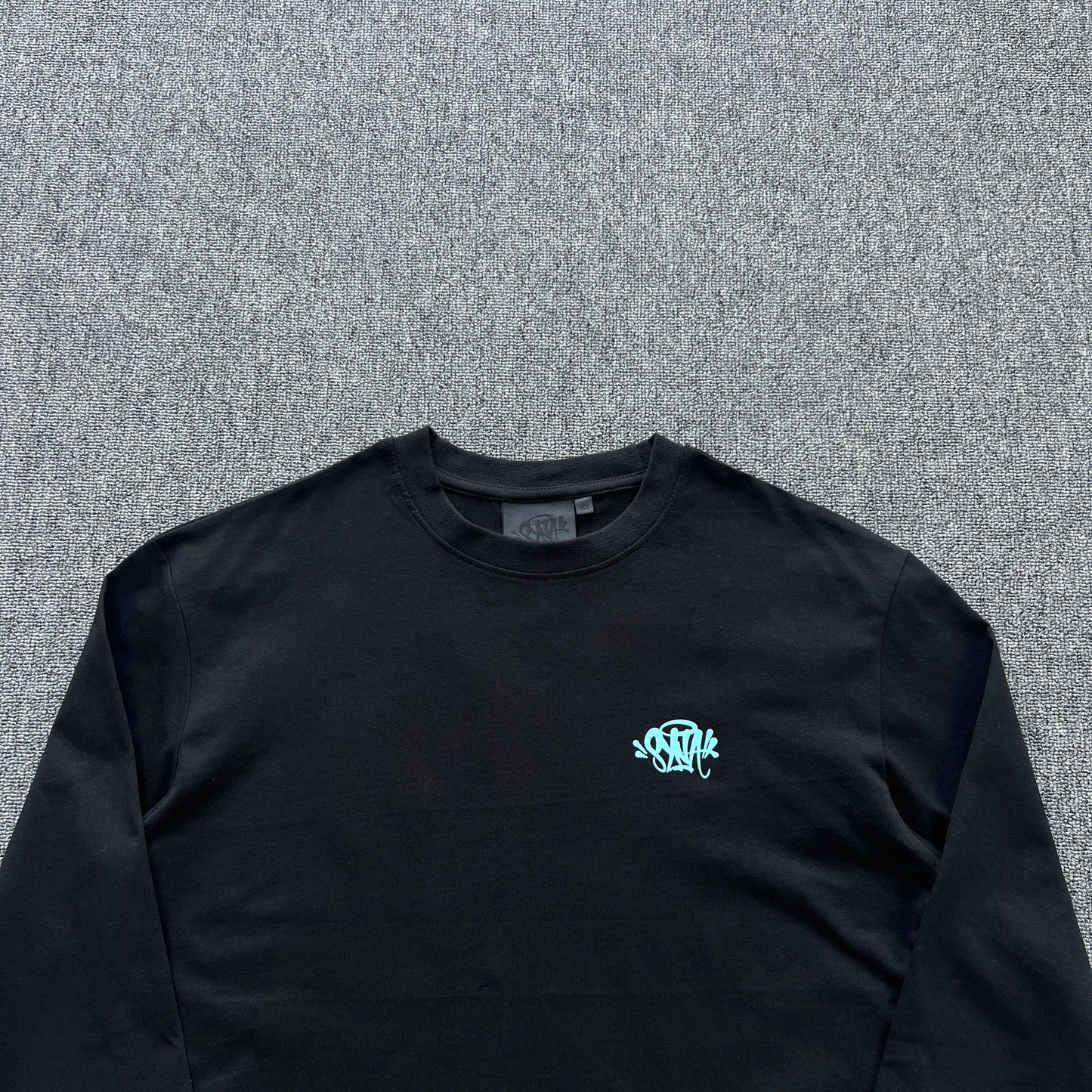 Remera Syna World Synarchy Negra Celeste