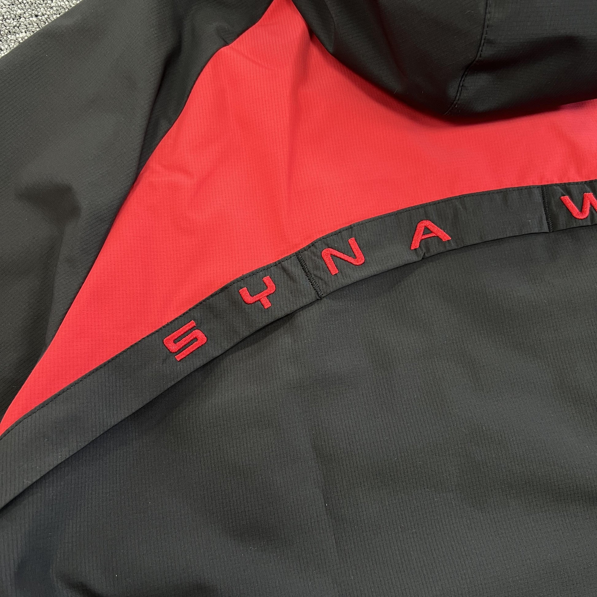 syna-world-vortex-jacket-black-7-Drip Store Argentina