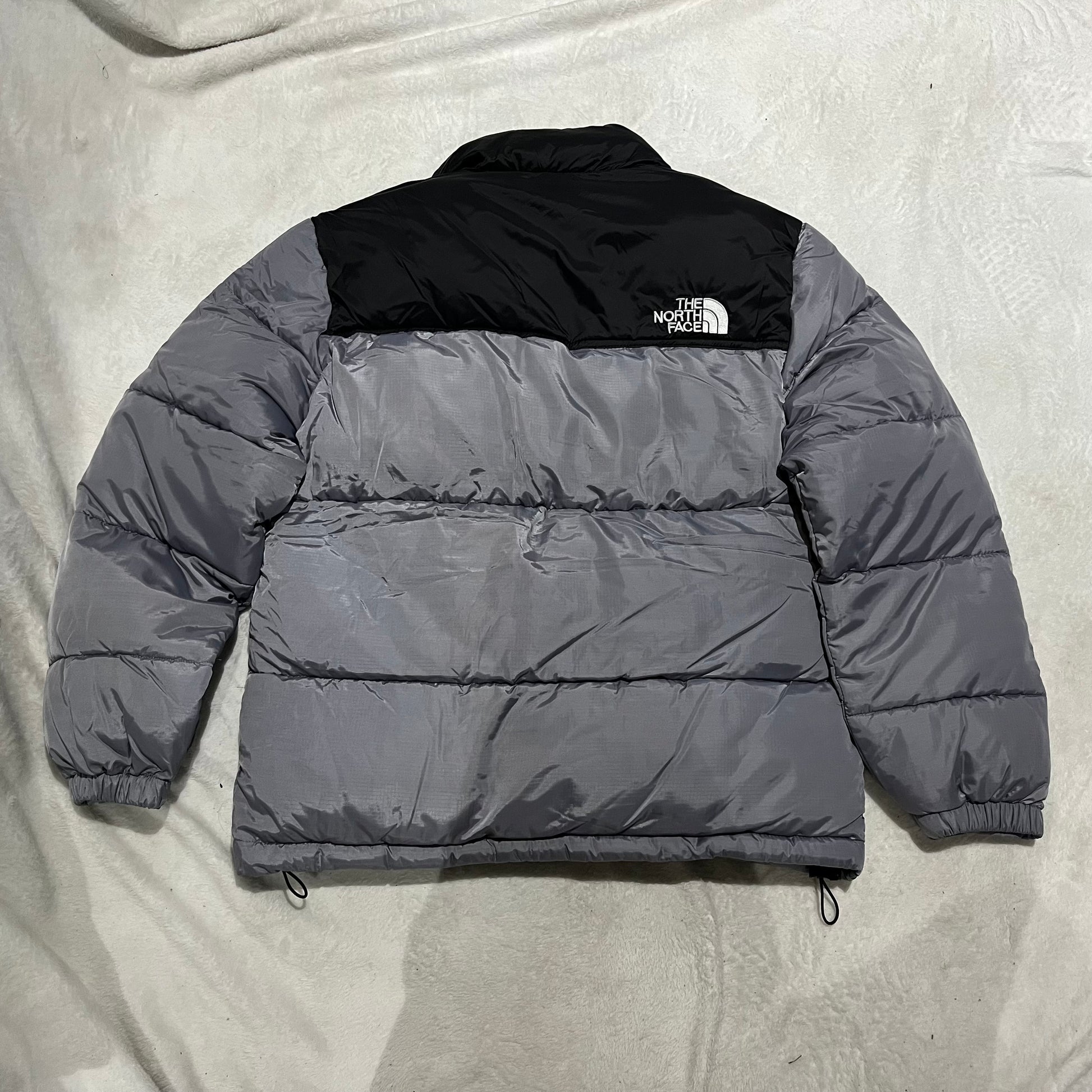 the-north-face-1996-retro-nuptse-700-fill-packable-jacket-grey-2-Drip Store Argentina
