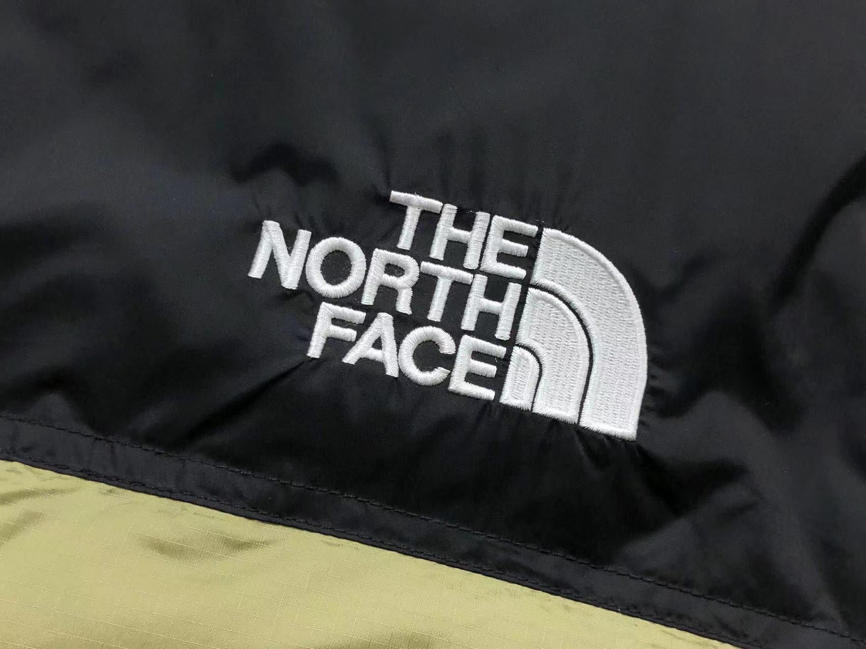 the-north-face-1996-retro-nuptse-vest-thyme-3-Drip Store Argentina