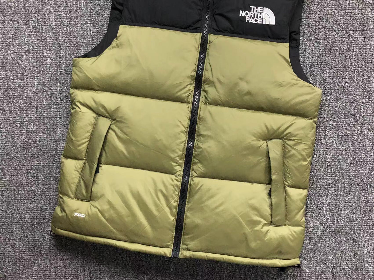 the-north-face-1996-retro-nuptse-vest-thyme-4-Drip Store Argentina