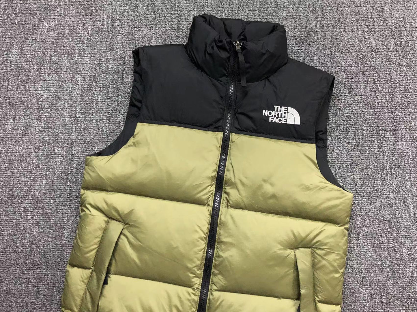 the-north-face-1996-retro-nuptse-vest-thyme-6-Drip Store Argentina