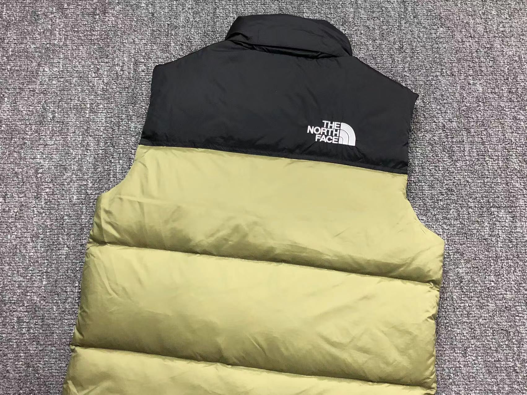 the-north-face-1996-retro-nuptse-vest-thyme-7-Drip Store Argentina