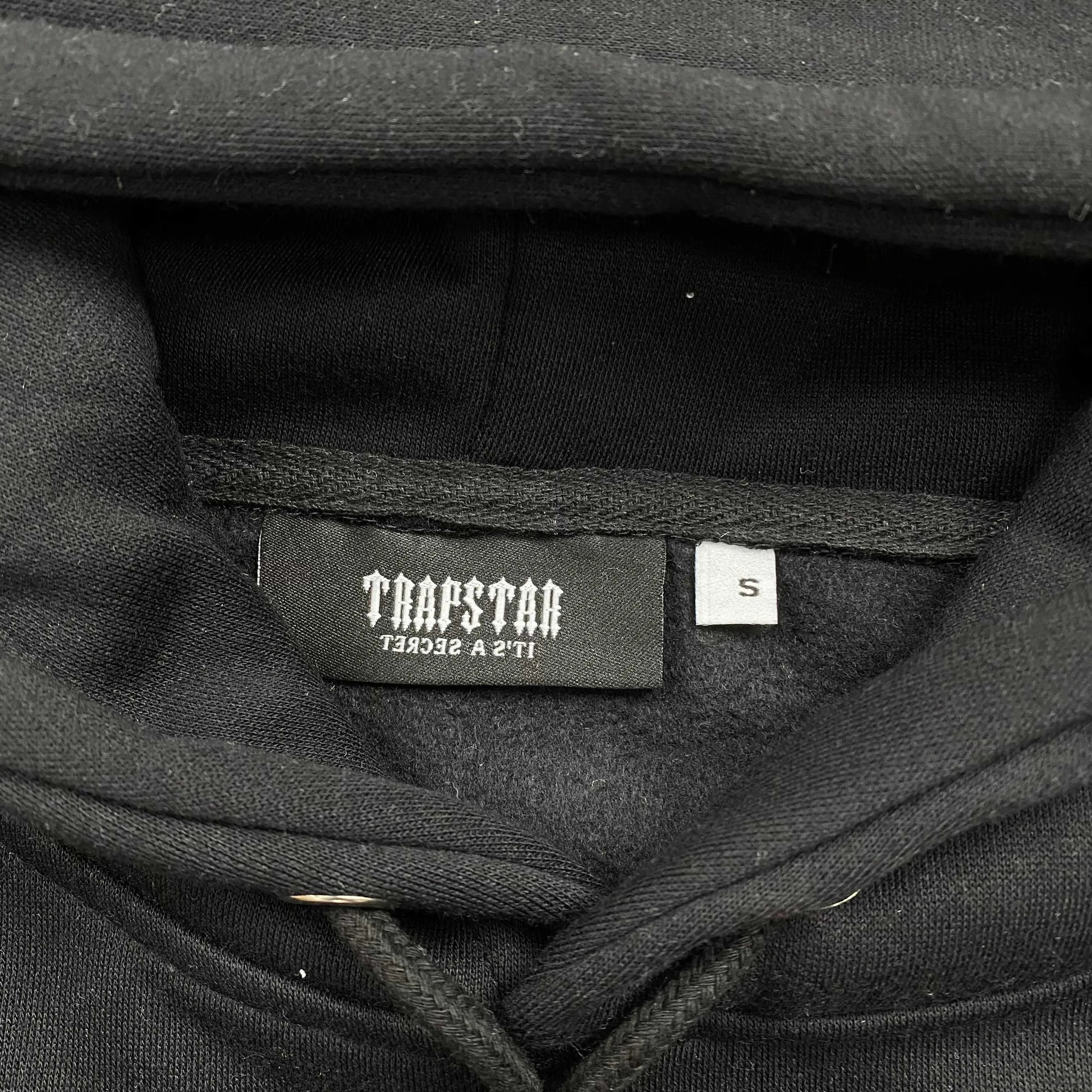 trapstar-chenille-decoded-tracksuit-black-candy-13-Drip Store Argentina