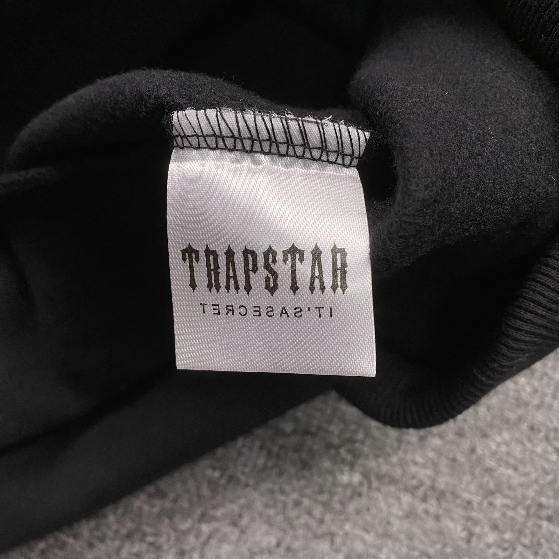 trapstar-chenille-decoded-tracksuit-black-ice-flavours-2_0-edition-10-Drip Store Argentina