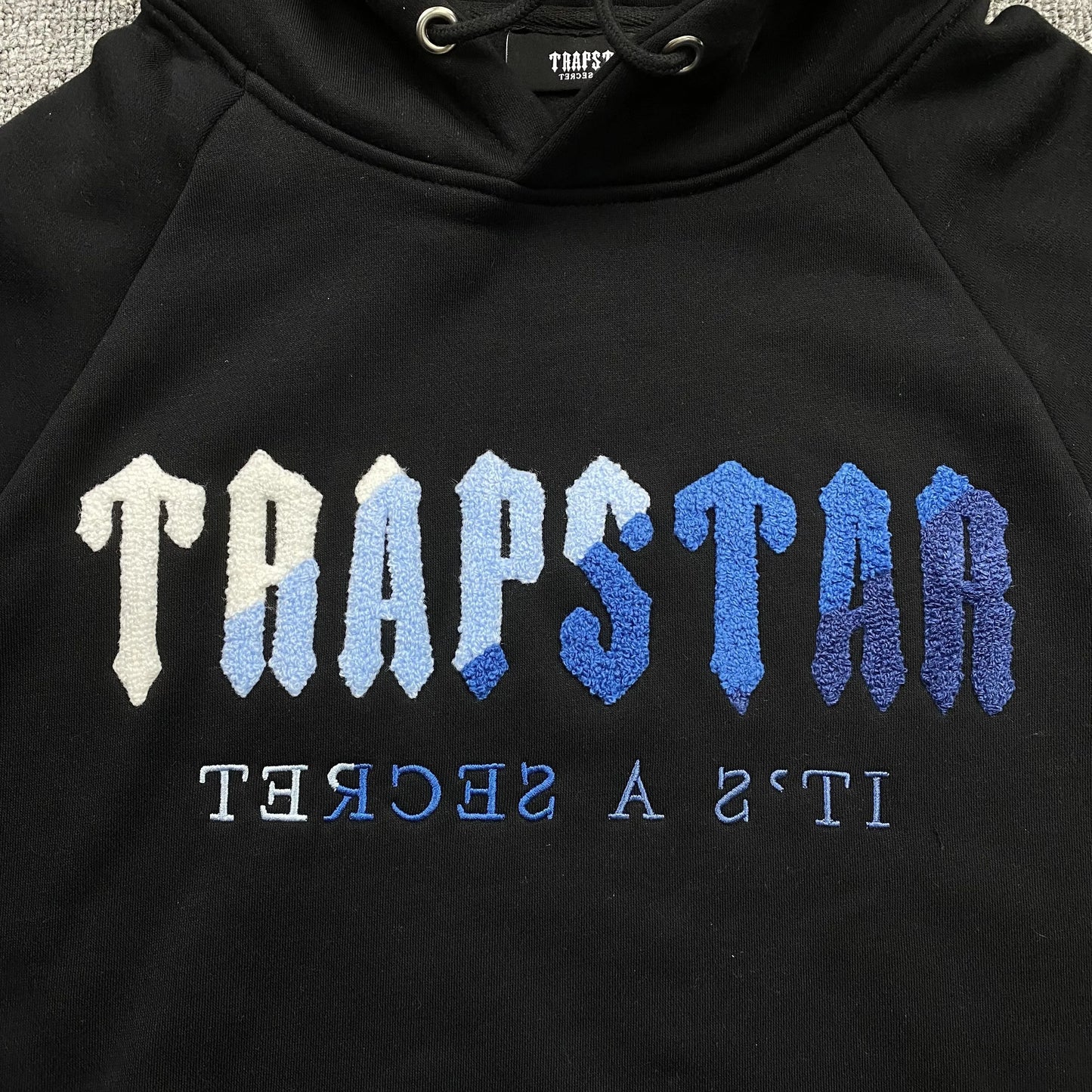 trapstar-chenille-decoded-tracksuit-black-ice-flavours-2_0-edition-2-Drip Store Argentina