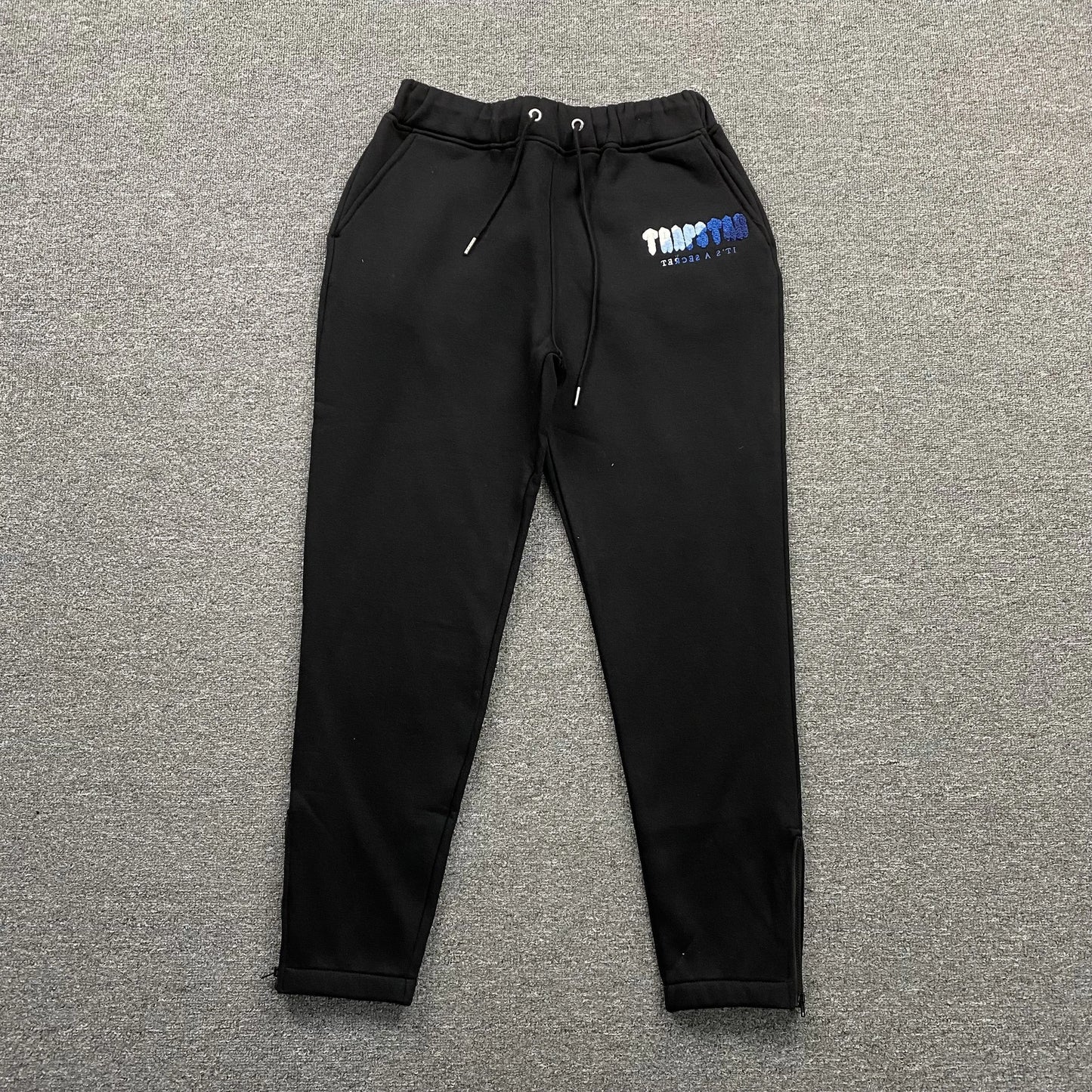 trapstar-chenille-decoded-tracksuit-black-ice-flavours-2_0-edition-4-Drip Store Argentina