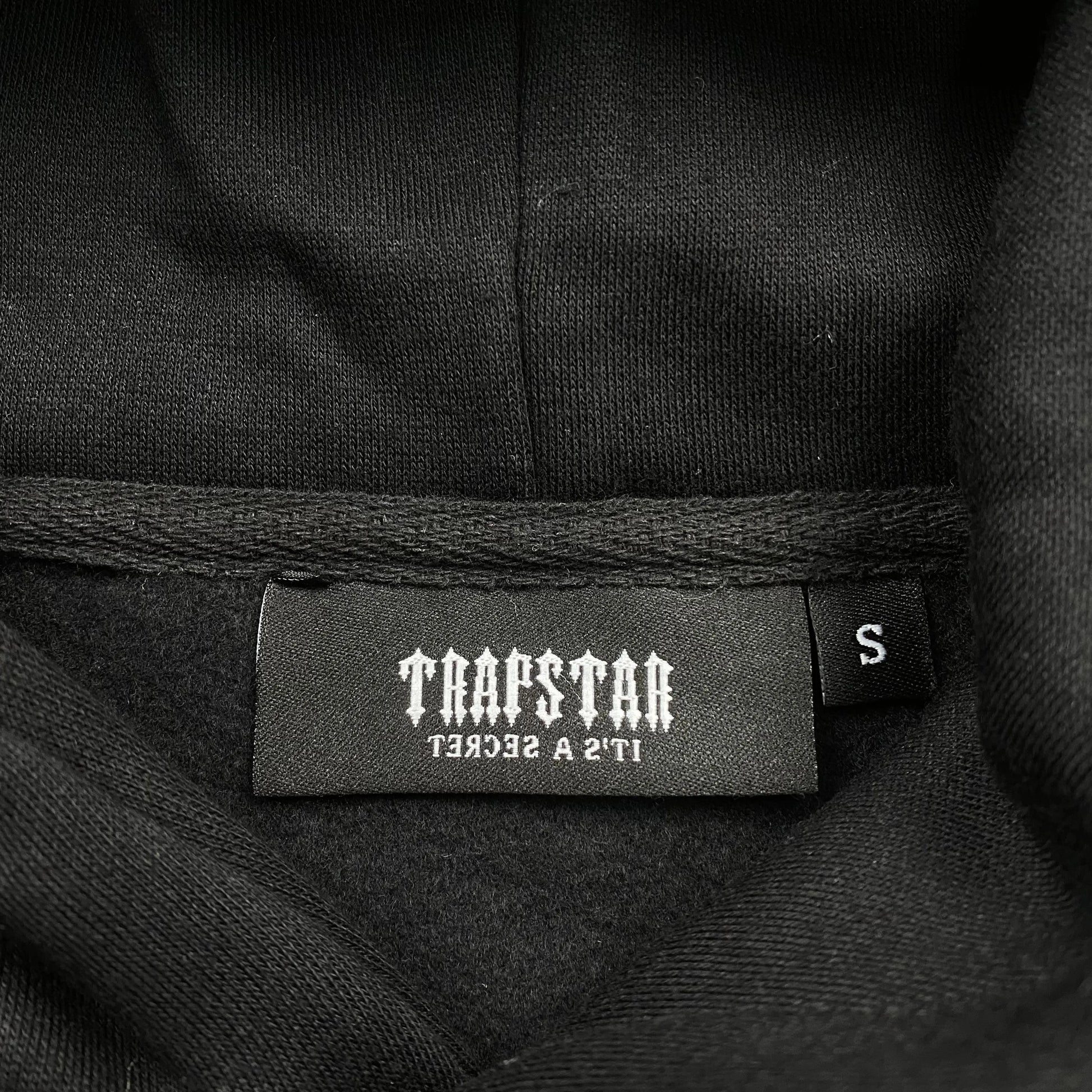 trapstar-chenille-decoded-tracksuit-black-ice-flavours-2_0-edition-7-Drip Store Argentina