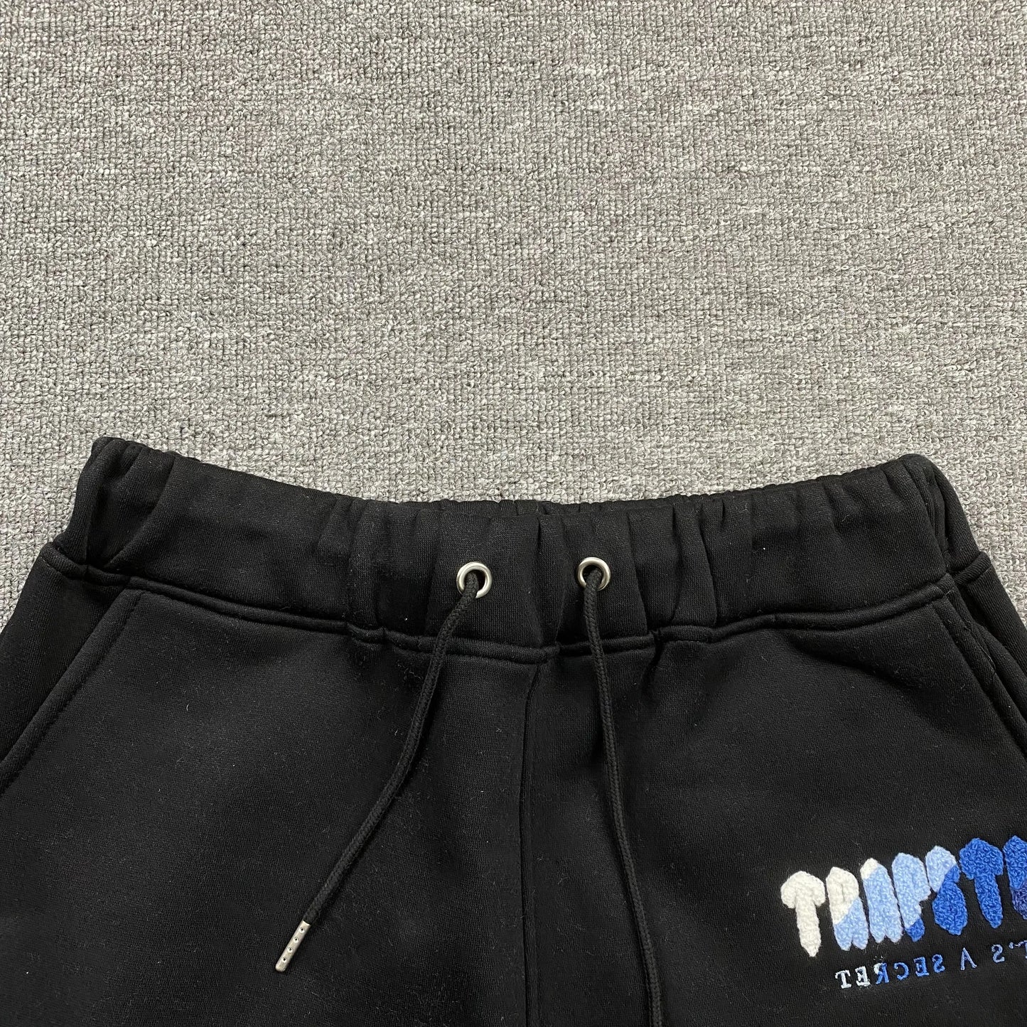 trapstar-chenille-decoded-tracksuit-black-ice-flavours-2_0-edition-8-Drip Store Argentina