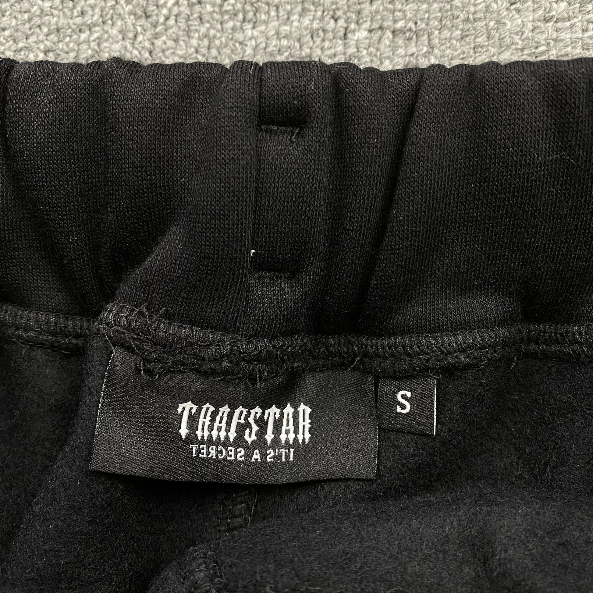 trapstar-chenille-decoded-tracksuit-black-ice-flavours-2_0-edition-9-Drip Store Argentina