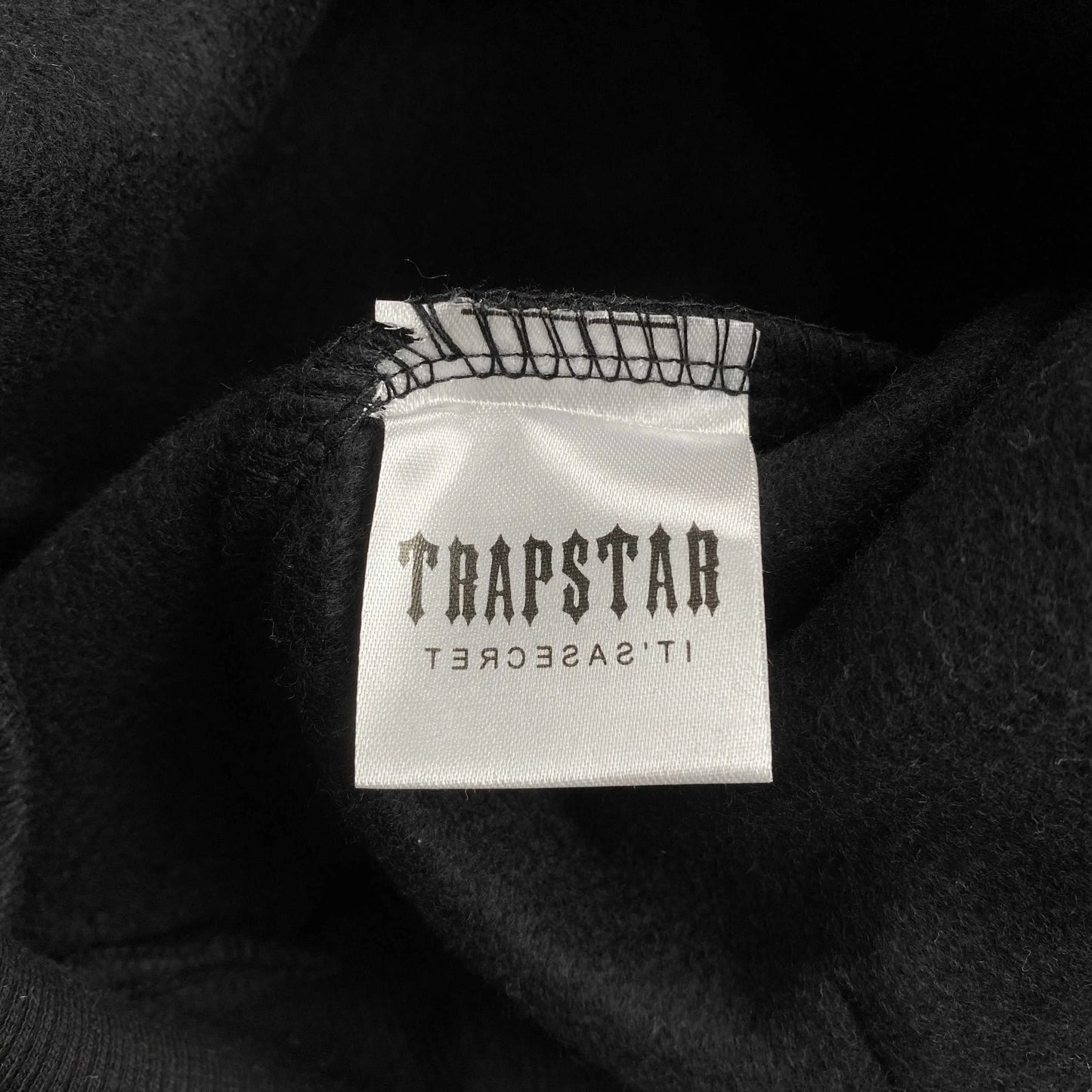 trapstar-chenille-decoded-tracksuit-black-red-10-Drip Store Argentina