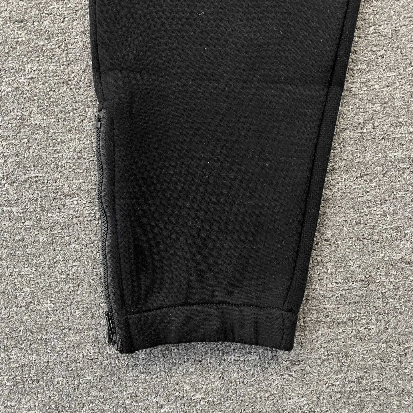 trapstar-chenille-decoded-tracksuit-black-red-11-Drip Store Argentina