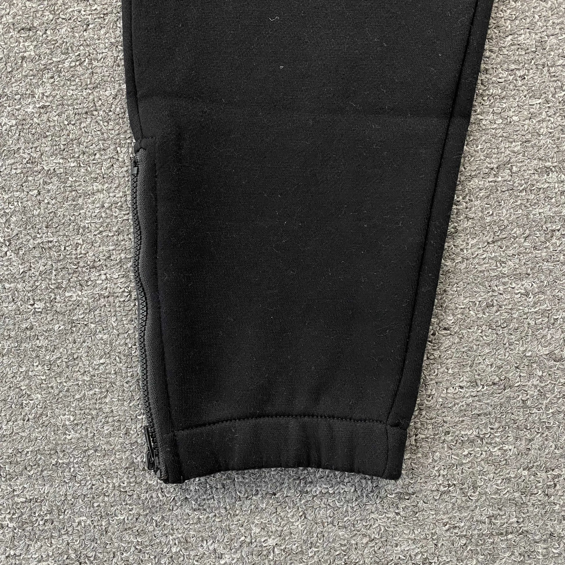 trapstar-chenille-decoded-tracksuit-black-red-11-Drip Store Argentina