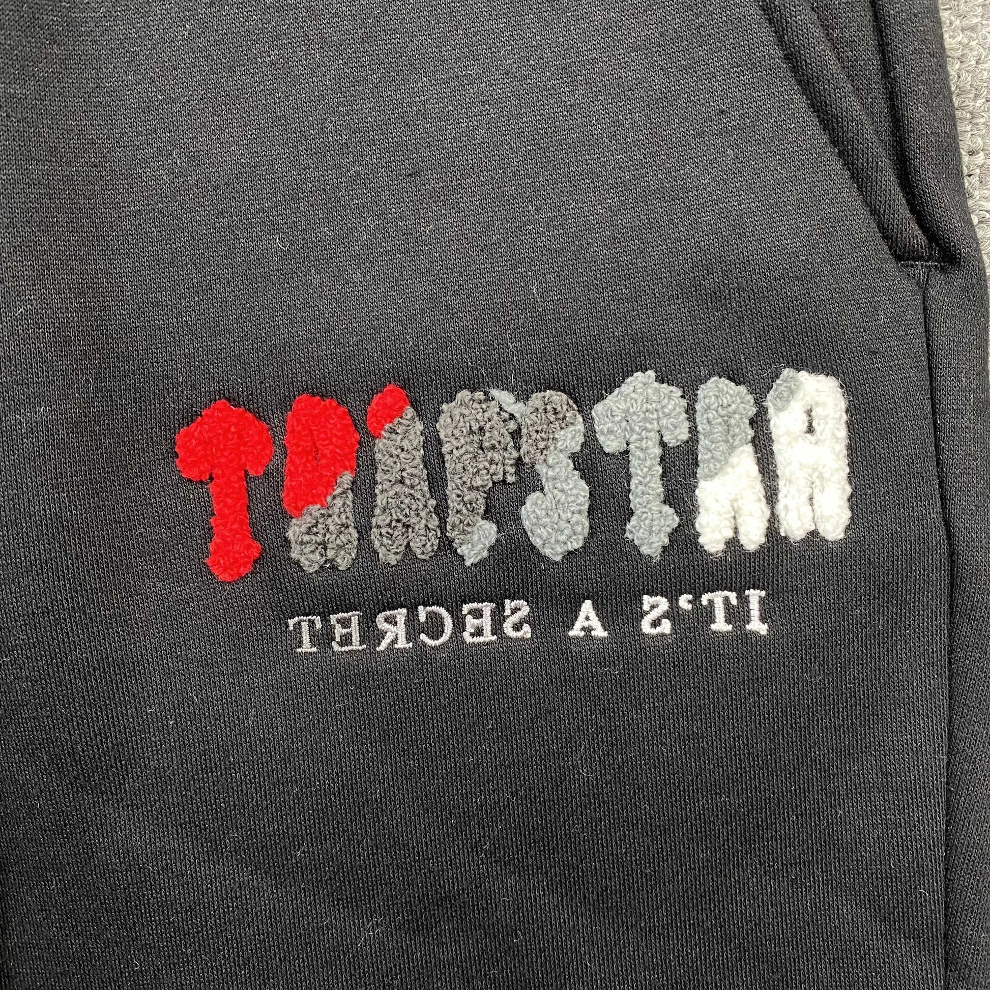trapstar-chenille-decoded-tracksuit-black-red-5-Drip Store Argentina