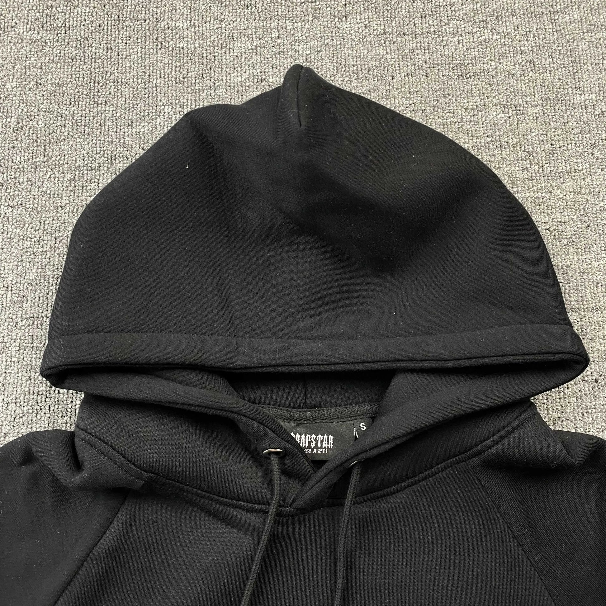 trapstar-chenille-decoded-tracksuit-black-red-6-Drip Store Argentina