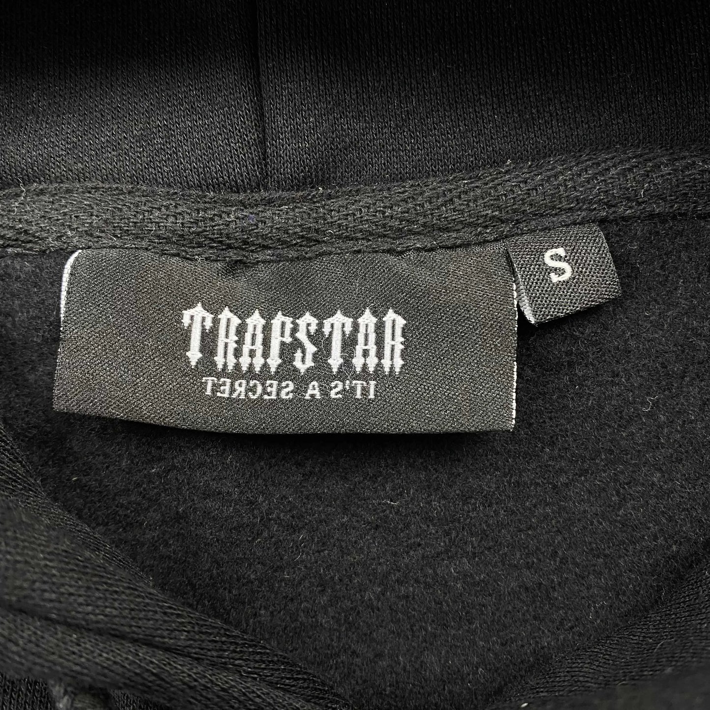 trapstar-chenille-decoded-tracksuit-black-red-7-Drip Store Argentina