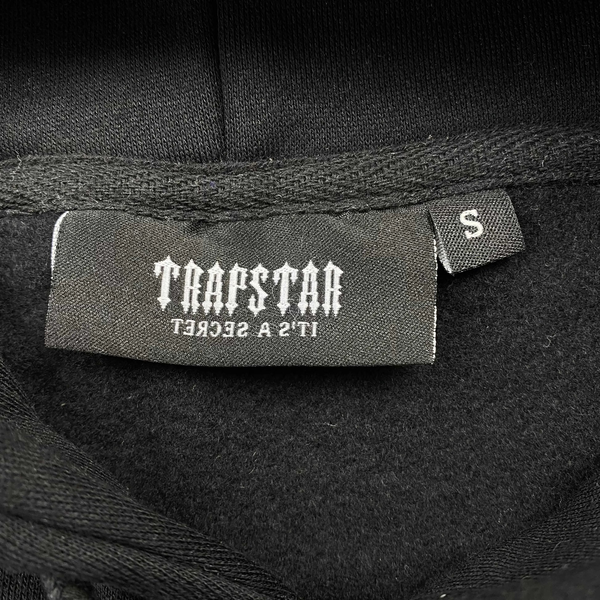 trapstar-chenille-decoded-tracksuit-black-red-7-Drip Store Argentina