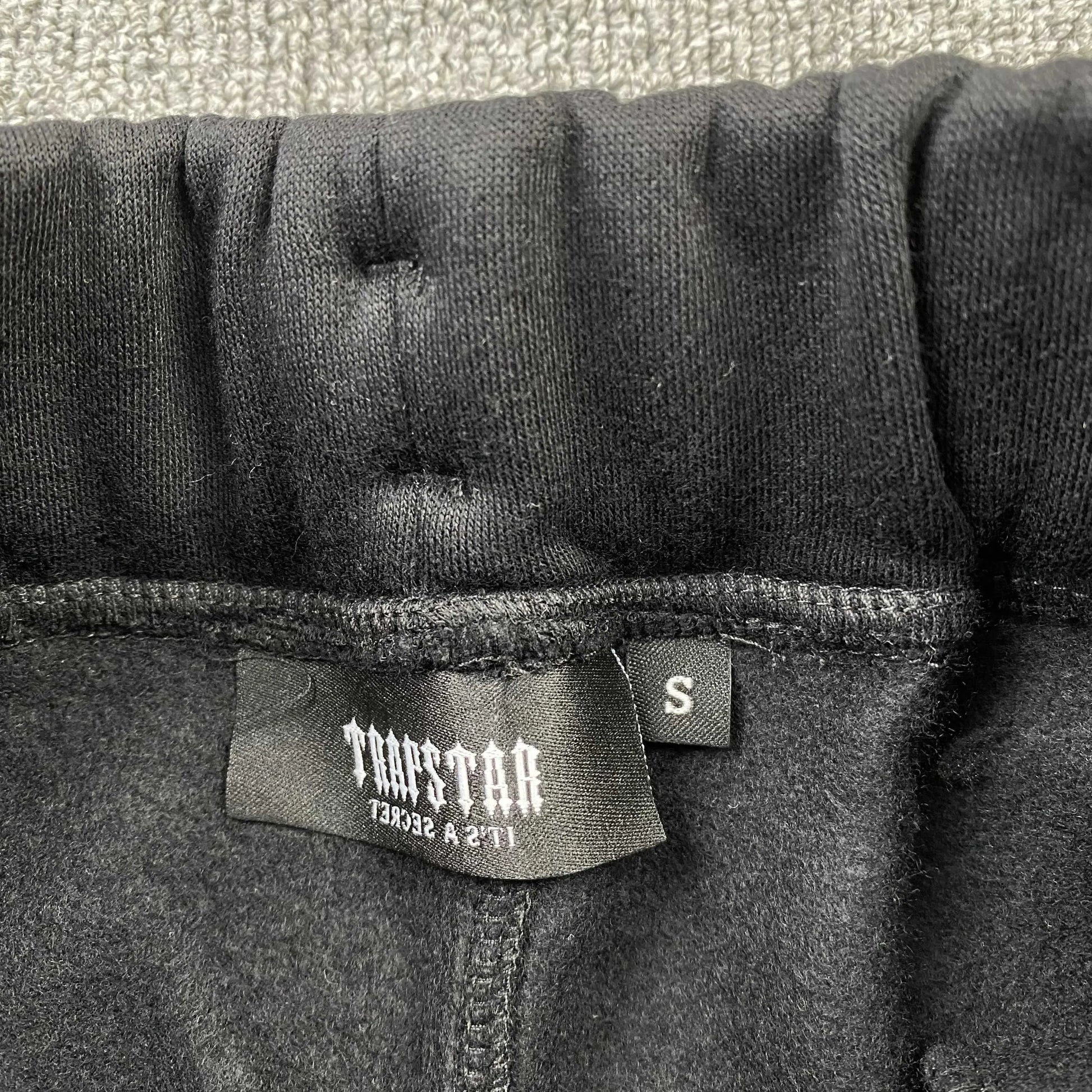 trapstar-chenille-decoded-tracksuit-black-red-9-Drip Store Argentina