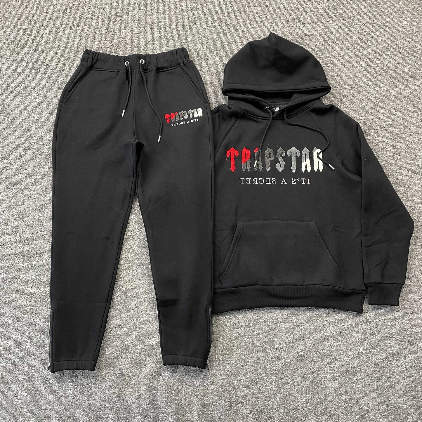 trapstar-chenille-decoded-tracksuit-black-red-Drip Store Argentina