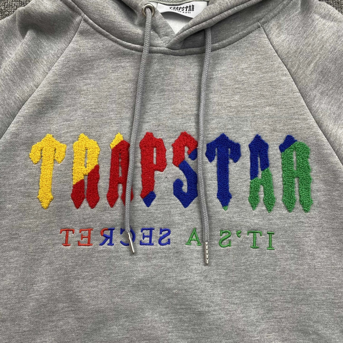 trapstar-chenille-decoded-tracksuit-grey-candy-2-Drip Store Argentina